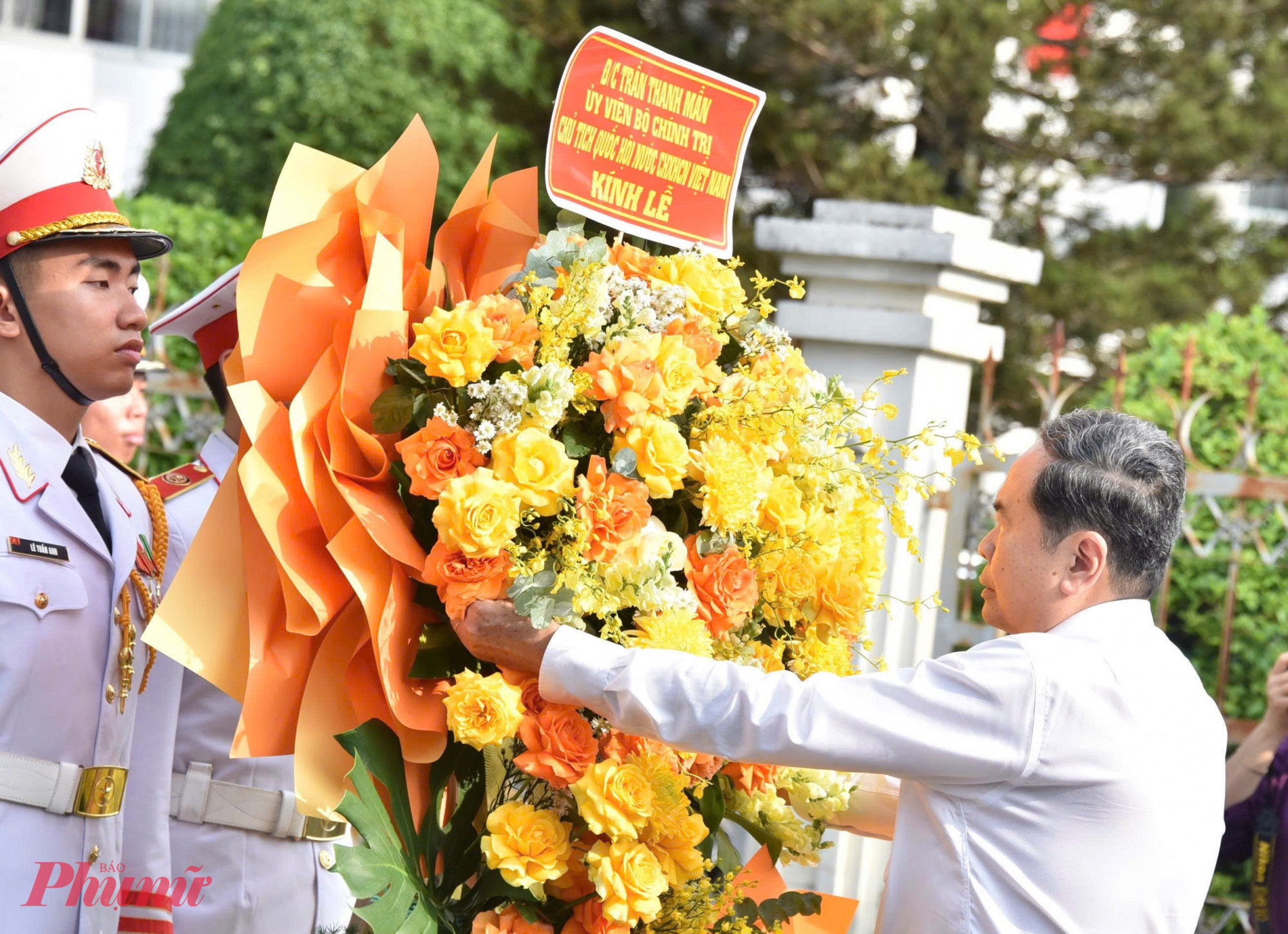 Đoàn đại biểu Quốc hội TPHCM thực hiện nghi lễ dâng hoa tại di tích Dinh quận Hóc Môn - Ảnh: Thanh Tâm
