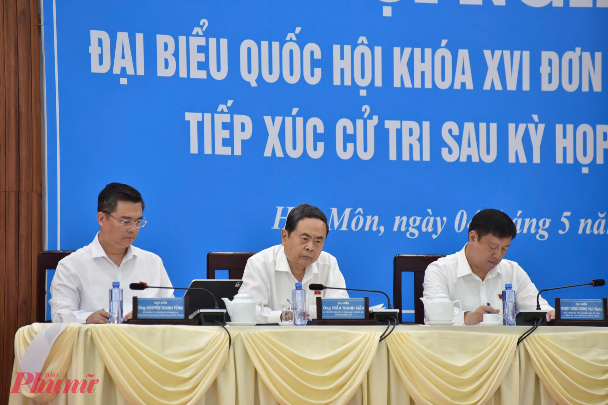 Chủ tịch Quốc hội Trần Thanh Mẫn cùng các ứng cử viên đại biểu Quốc hội khóa XVI - đơn vị bầu cử số 12 đã tiếp xúc cử tri tại 11 xã ngoại thành TPHCM