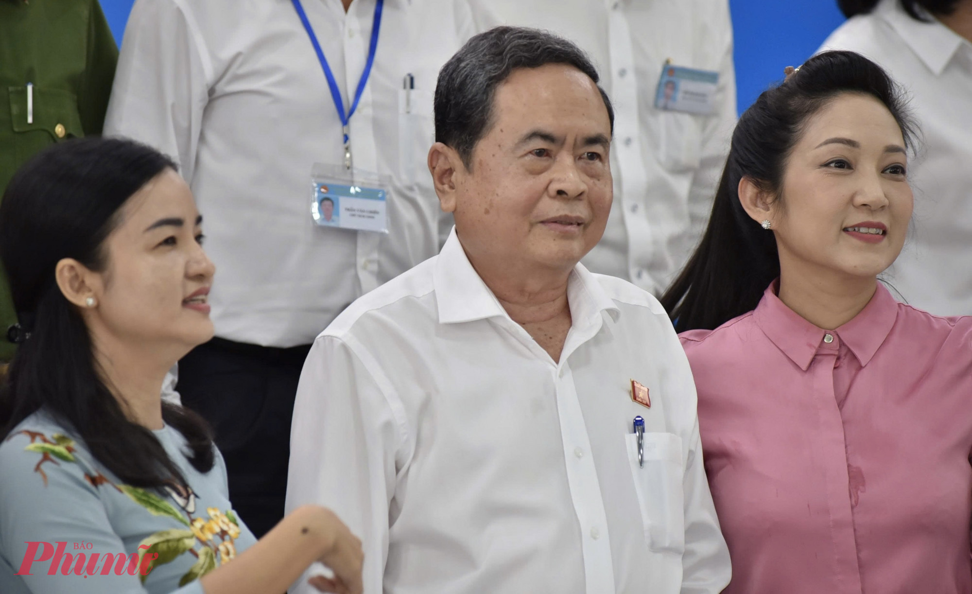 Chủ tịch Quốc hội Trần Thanh Mẫn chụp hình cùng các đại biểu tại buổi tiếp xúc - Ảnh: Thanh Tâm