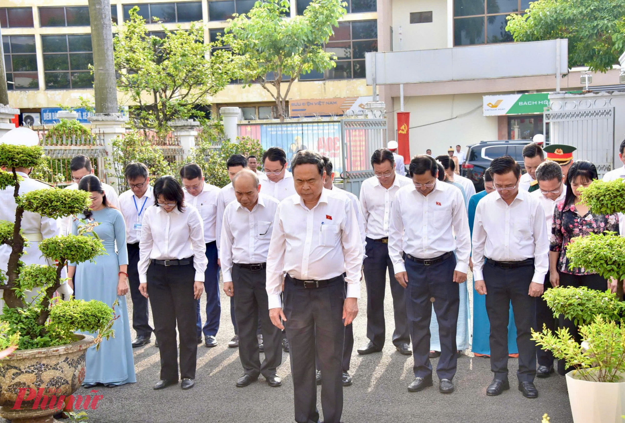 Lãnh đạo Quốc hội cùng các đại biểu tưởng niệm các anh hùng liệt sĩ tại “địa chỉ đỏ” Hóc Môn - Ảnh: Thanh Tâm