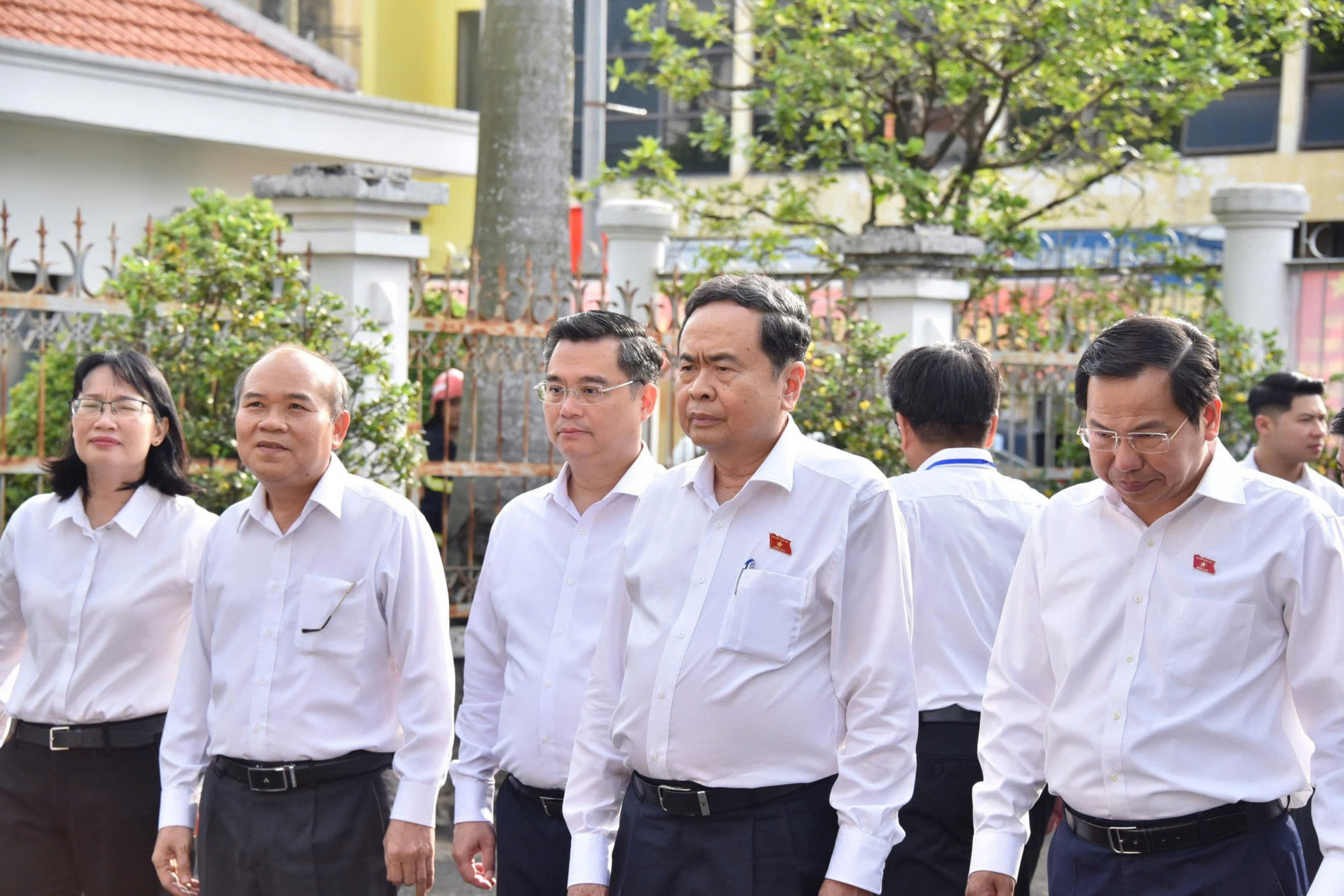 Đoàn đại biểu Quốc hội TPHCM thực hiện nghi lễ dâng hương tại di tích Dinh quận Hóc Môn - Ảnh: Thanh Tâm
