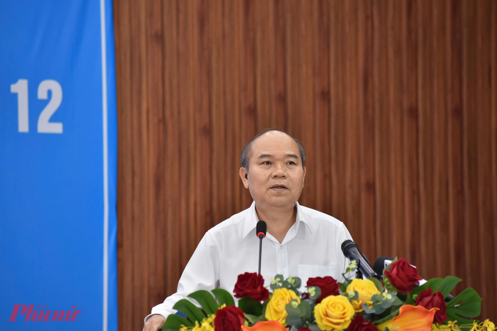 Ông Trần Văn Bảy - Phó Chủ tịch UBND TPHCM trả lời ý kiến của các cử tri tại buổi tiếp xúc - Ảnh: Thanh Tâm