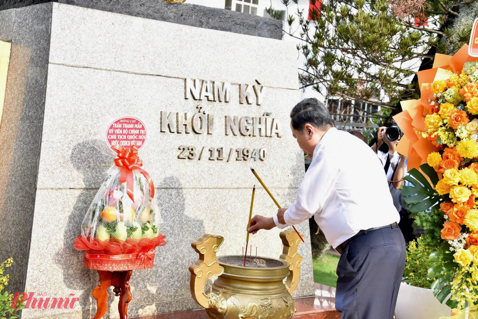 Chủ tịch Quốc hội Trần Thanh Mẫn dâng hương tại Tượng đài Nam Kỳ khởi nghĩa, Dinh quận Hóc Môn - Ảnh: Thanh Tâm