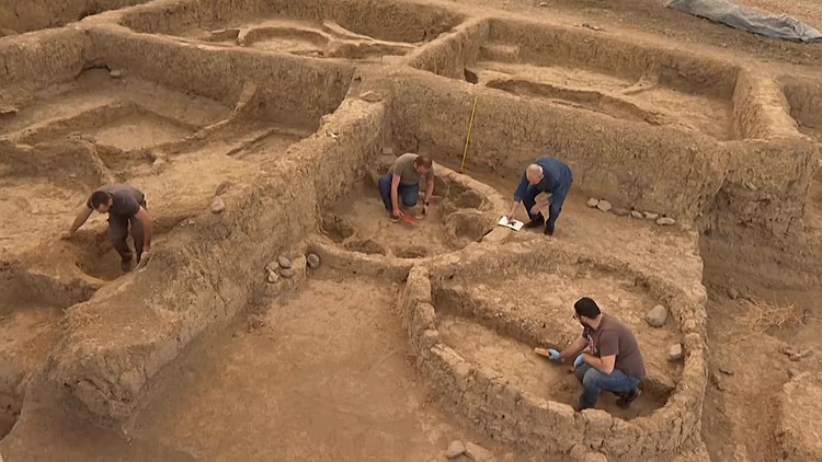 Các nhà khảo cổ đang làm việc tại địa điểm Gadachrili Gora ở đô thị Marneuli, Georgia. 