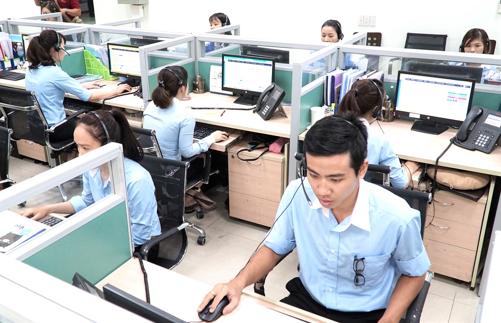 Nhân viên Trung tâm chăm sóc khách hàng EVNSPC trực 24/7 giải đáp, xử lý thông tin và hỗ trợ khách hàng xuyên suốt các dịp lễ - Ảnh: EVNSPC