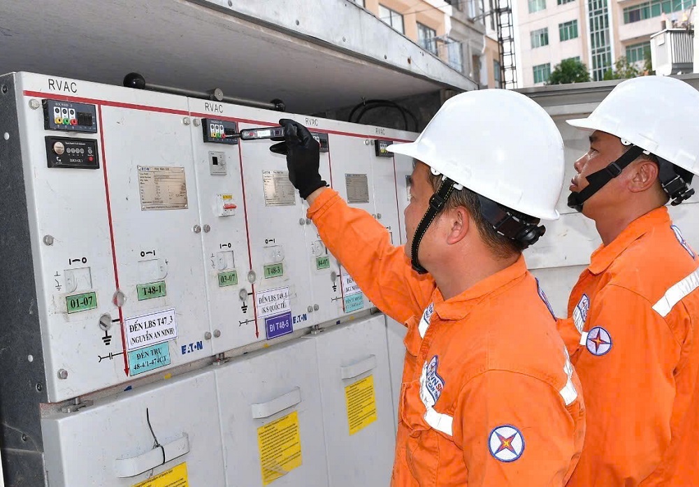 Nhân viên EVNSPC kiểm tra vận hành trạm, đảm bảo điện các kỳ nghỉ lễ - Ảnh: EVNSPC