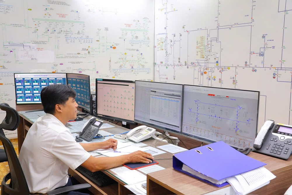 Nhân viên Điều độ tại các Công ty Điện lực trực thuộc ứng trực vận hành lưới điện 24/7 xuyên suốt trong 2 kỳ nghỉ Lễ - Ảnh: EVNSPC