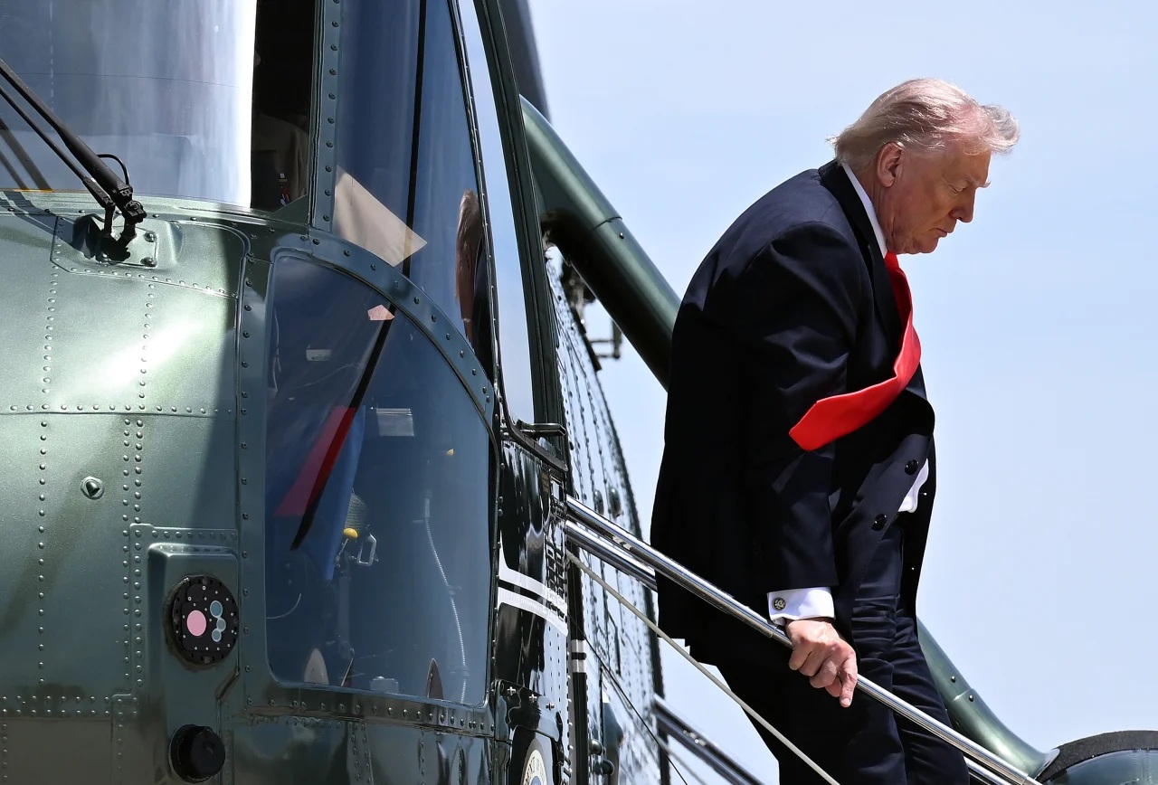 Tổng thống Mỹ Donald Trump bước xuống từ chuyên cơ Marine One khi đến Căn cứ Liên hợp Andrews, Maryland vào ngày 1/5 - Ảnh: Roberto Schmidt/Getty Images