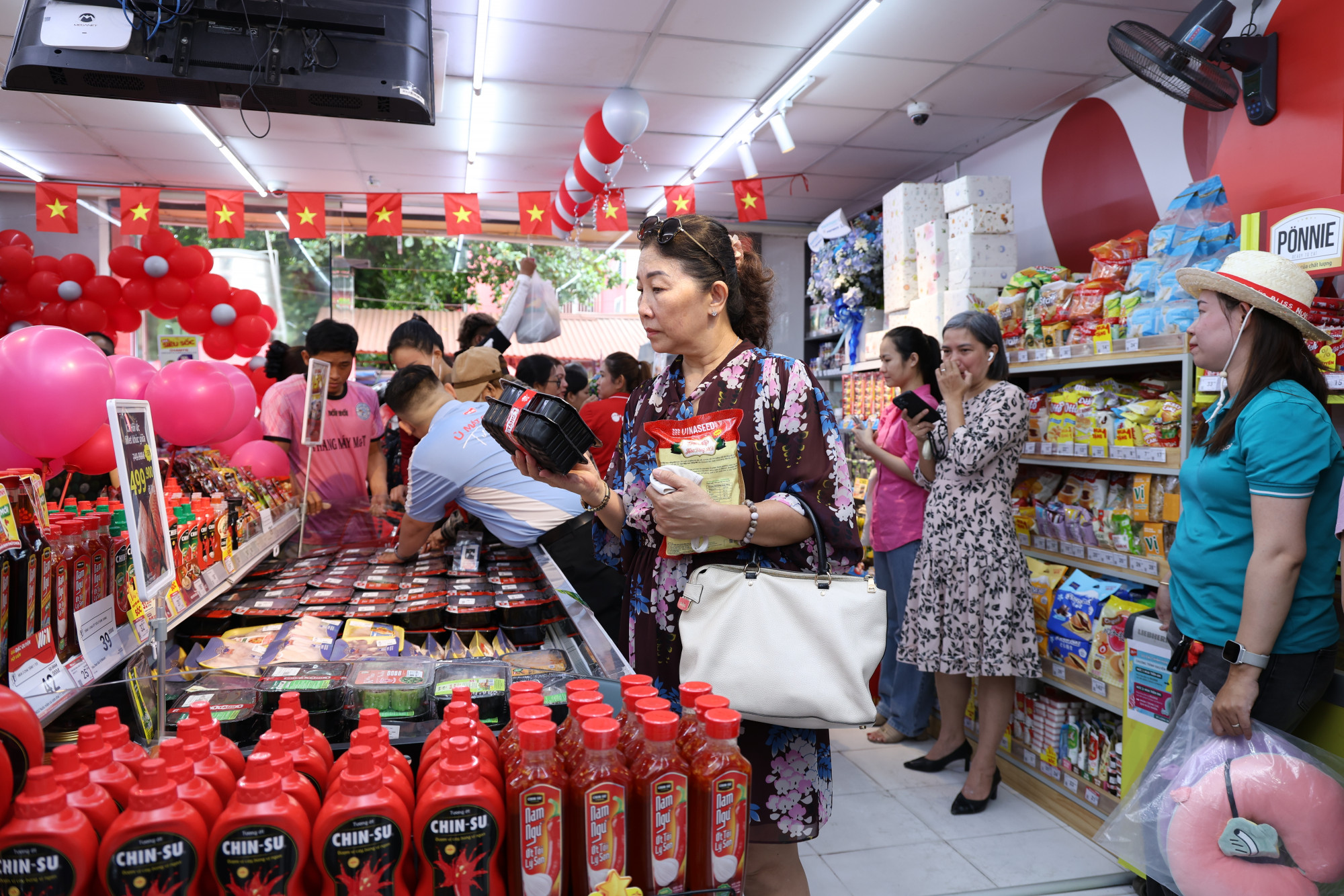 Người tiêu dùng mua thịt ủ mát MEATDeli - Ảnh: MSN