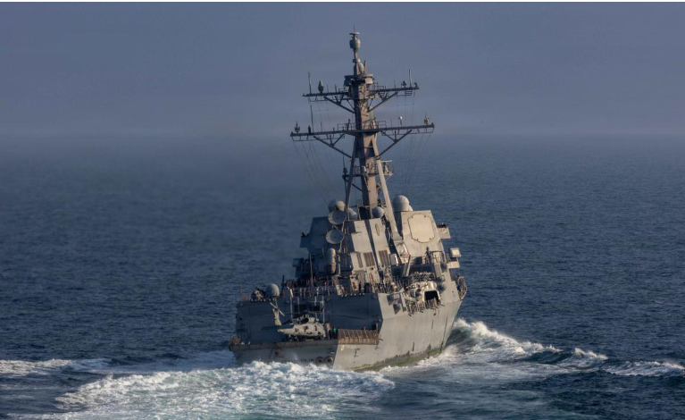 Tàu khu trục mang tên lửa dẫn đường lớp Arleigh Burke USS Frank E. Petersen Jr. (DDG 121) đang di chuyển trên Biển Ả Rập trong Chiến dịch Epic Fury, ngày 18 tháng 3 năm 2026. (Ảnh do Hải quân Hoa Kỳ cung cấp)