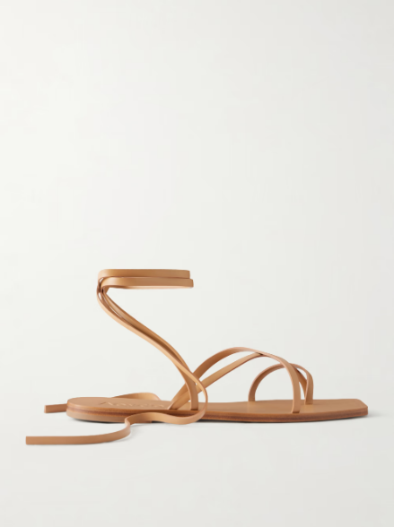 Sandal da Aeyde Norah có phong cách tối giản, thanh lịch rất hợp với đi du lịch hè. Bạn có thể kết hợp với đầm maxi, váy hai dây hoặc quần ống rộng và áo thun cơ bản để có vẻ ngoài thoải mái. 