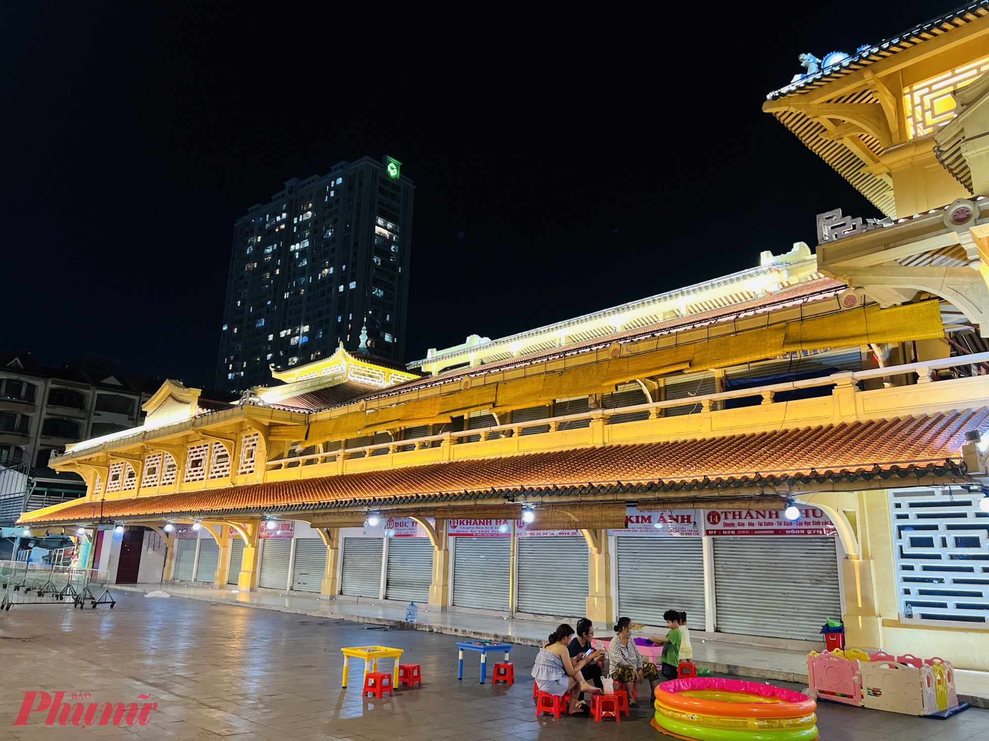 Buổi tối chợ Bình Tây lên đèn khá lung linh nhưng,... vắng khách.