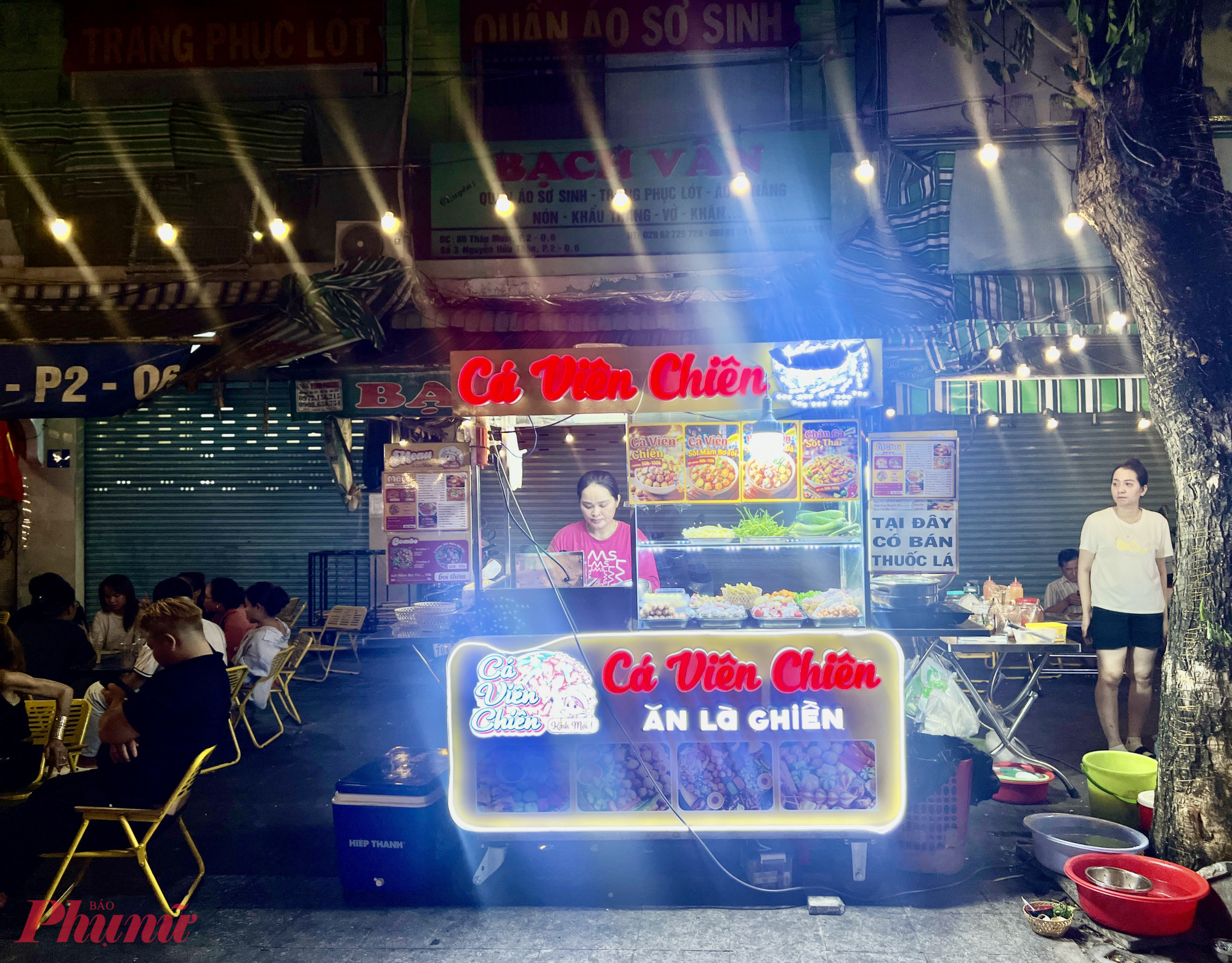 Phố đêm Chợ Lớn nhưng các hàng quán bán ẩm thực chỉ có cá viên, nước uống,... 