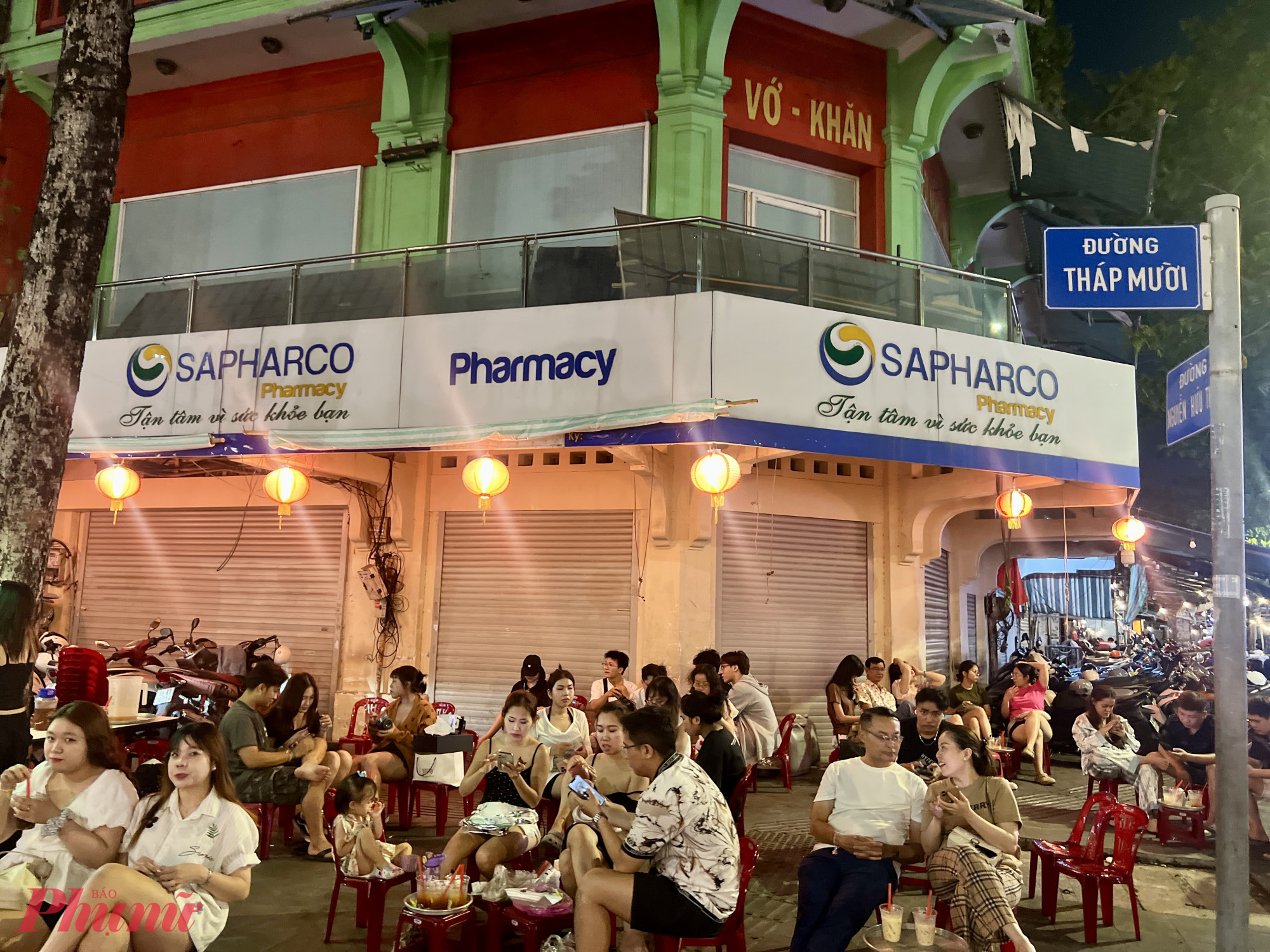 Khu vực đường Tháp Mười giao với Nguyễn Hữu Thận các quán nước vỉa hè bố trí hút khách hàng trẻ. Ảnh: Quốc Thái