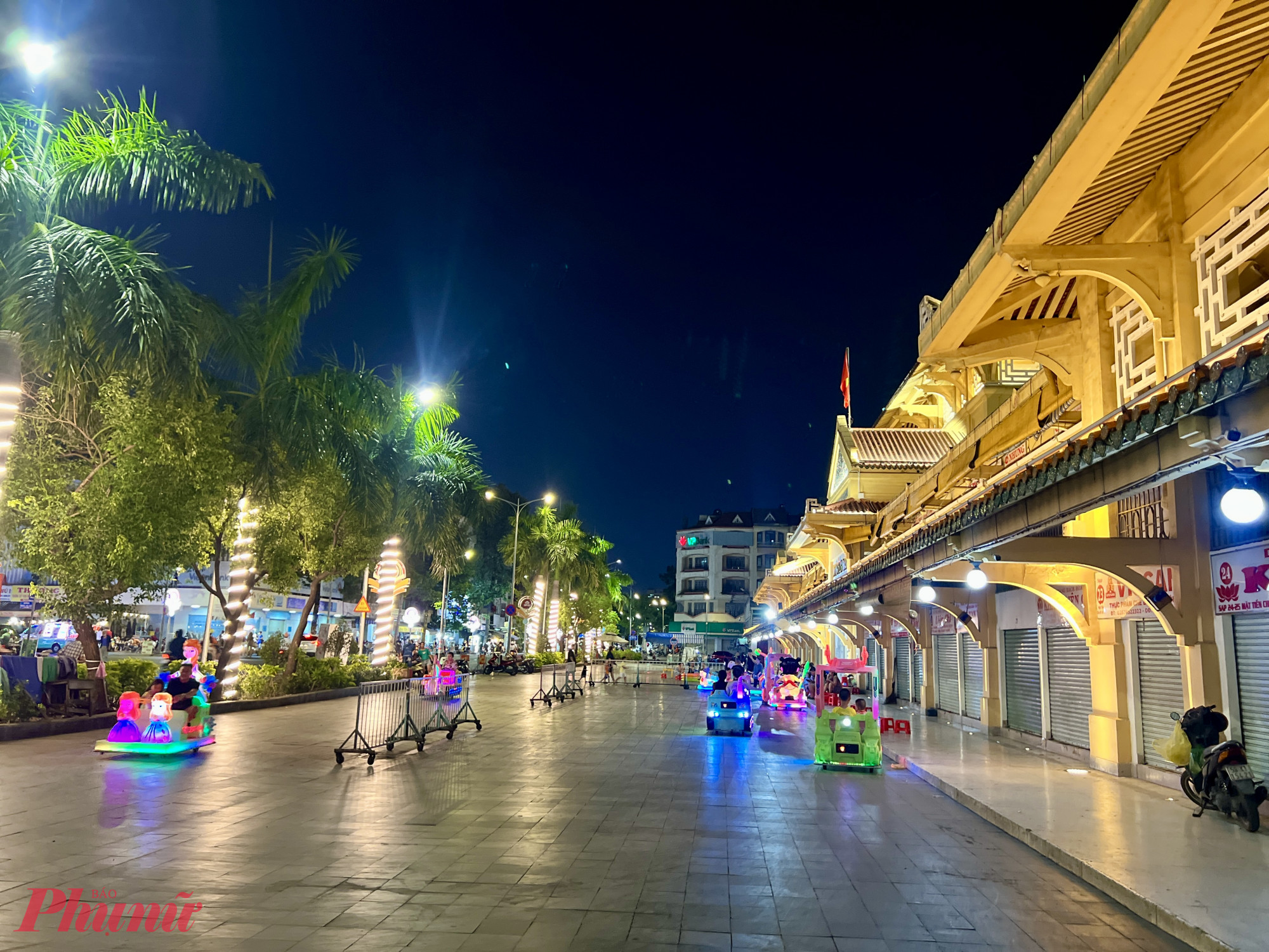 chợ Bình Tây, không gian rộng chủ yếu được tận dụng làm bãi giữ xe và khu vui chơi xe điện cho trẻ em.