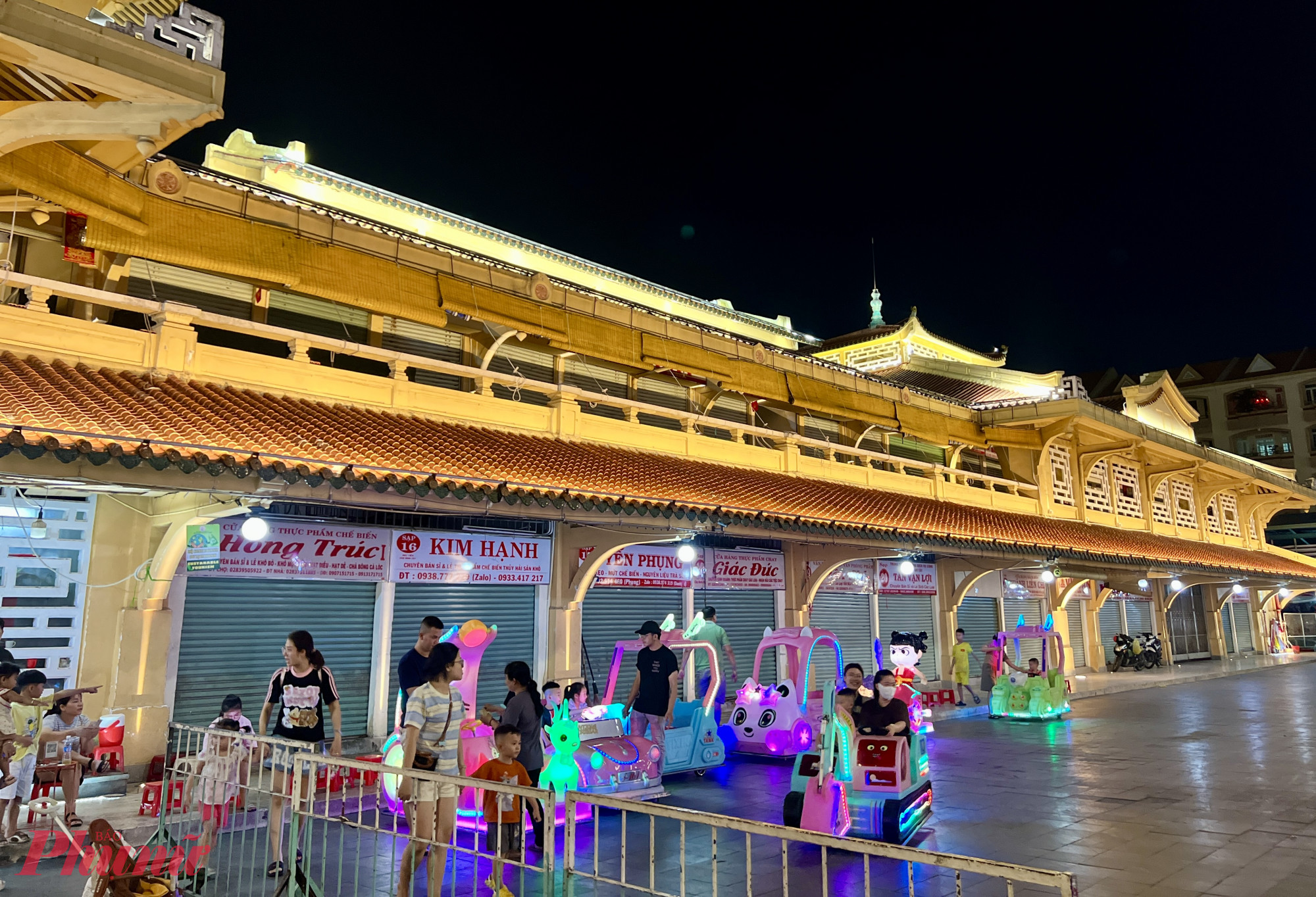 Khuôn viên trước chợ khá lý tưởng để đặt phố ẩm thực nhưng gần như chỉ để làm bài xe, khu vui chơi trẻ em.