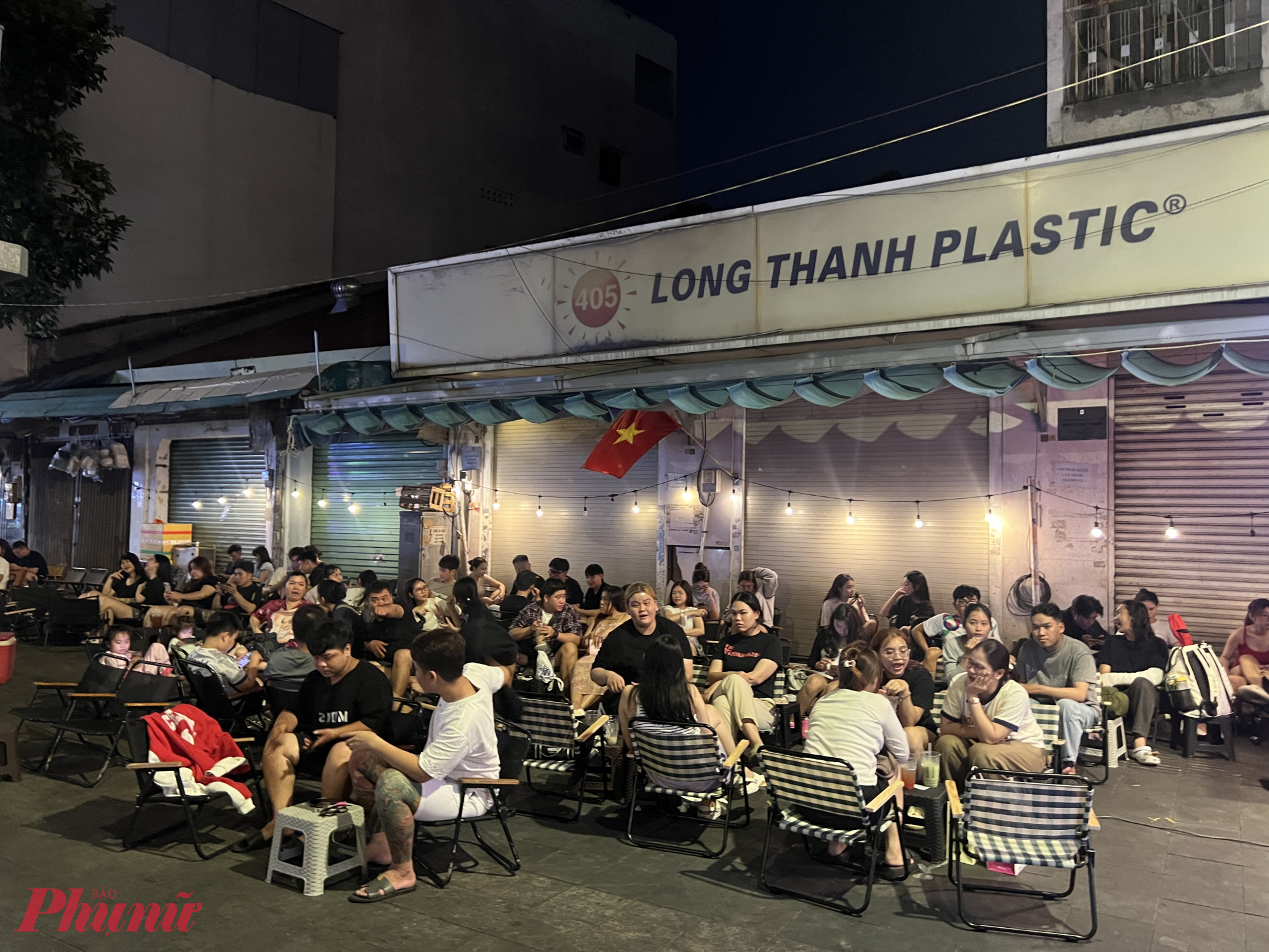 Các quầy nước trên đường Tháp Mười thu hút đông đảo bạn trẻ đến ngồi uống nước, trò chuyện.