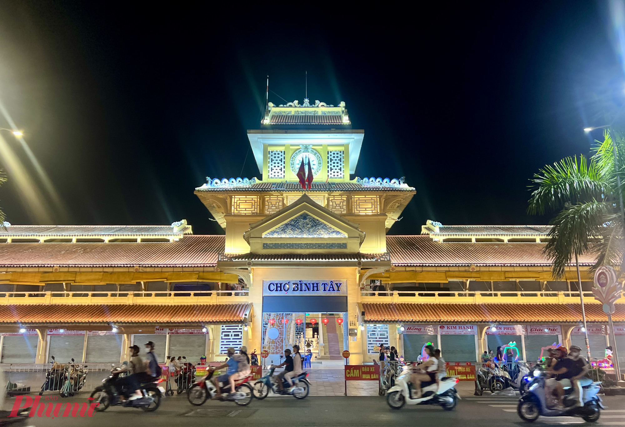 Trước chợ Bình Tây tối 3/4, mặc dù cuối tuần như gần như trước chợ chỉ có khu vui chơi trẻ em với vài trò như xe điện, câu cá - Ảnh: Quốc Thái