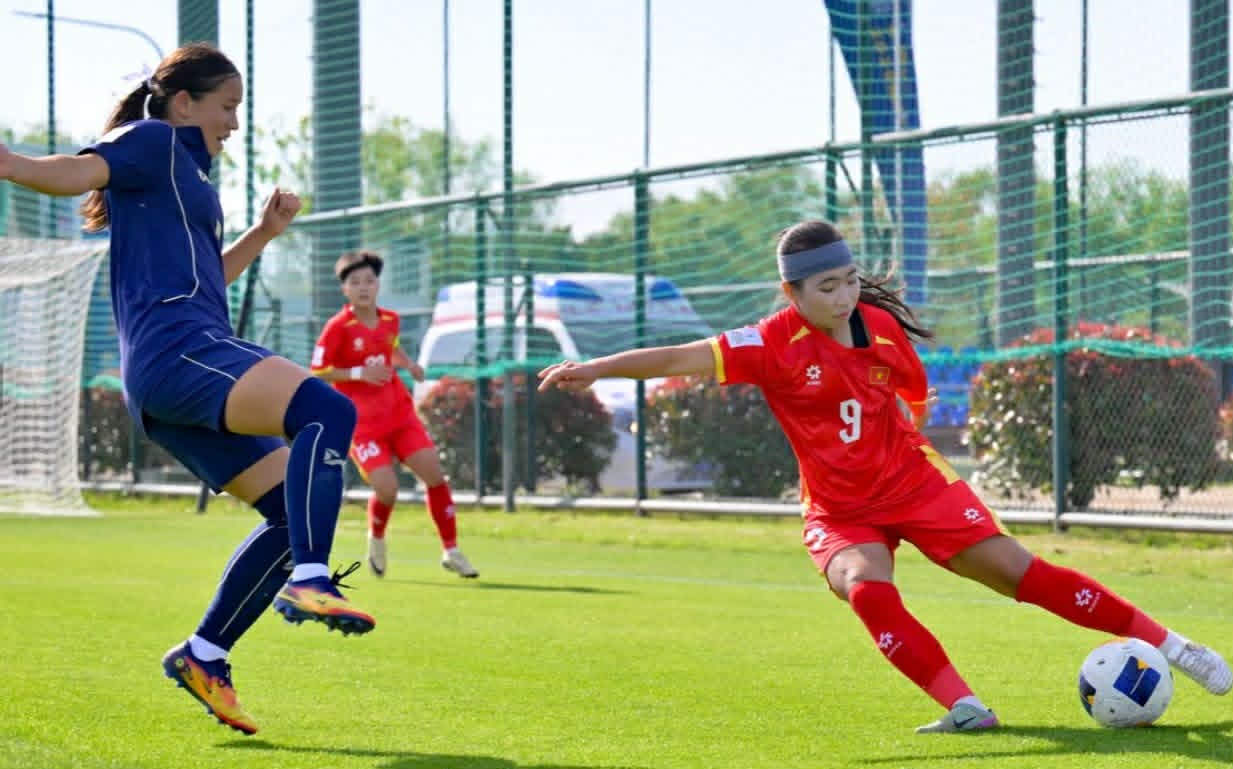 Đội Viêt Nam (áo đỏ) trong trận hòa vất vả 2-2 trước Thái Lan. Ảnh: AFC
