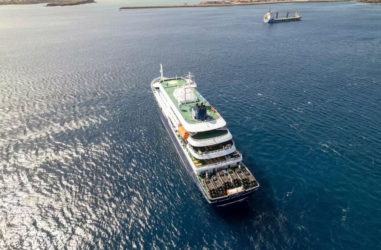 Toàn cảnh tàu du lịch MV Hondius đang neo đậu ngoài khơi cảng Praia, thủ đô của Cape Verde, ngày 3/5/2026. Ảnh: AFP
