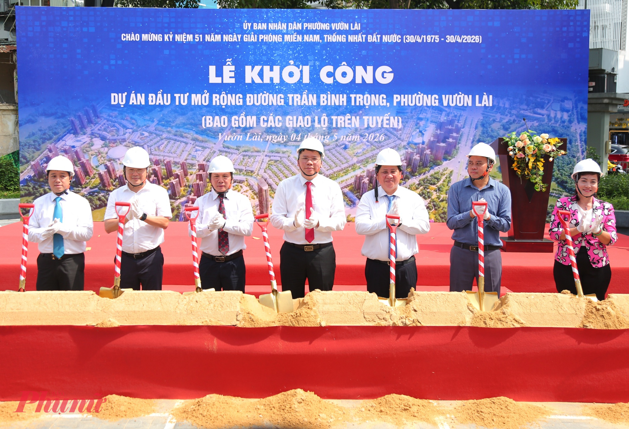 Phó Chủ tịch UBND Hoàng Nguyên Dinh cùng lãnh đạo phường Vườn Lài khởi công dự án