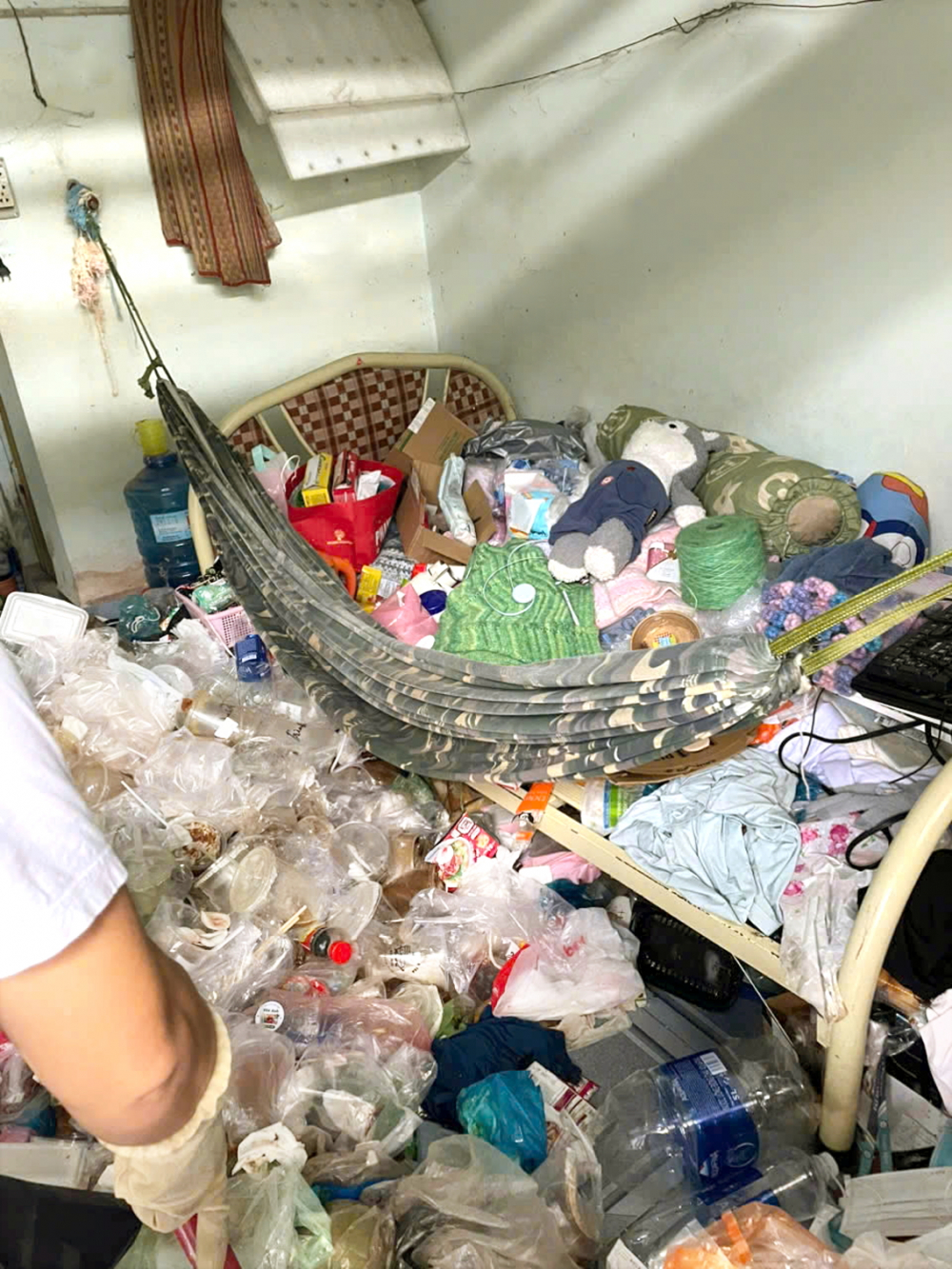 Nền nhà và giường ngủ đều ngập rác, chiếc võng trở thành nơi ăn ngủ của nữ sinh viên thuê trọ tại phường Tân An, TP Cần Thơ - Ảnh do nhân vật cung cấp