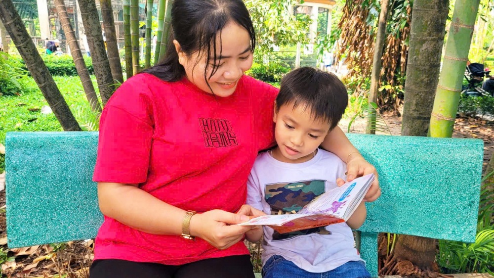 Mẹ luôn đồng hành cùng thí sinh Phúc An trên hành trình xây dựng thói quen đọc sách - Ảnh do nhân vật cung cấp