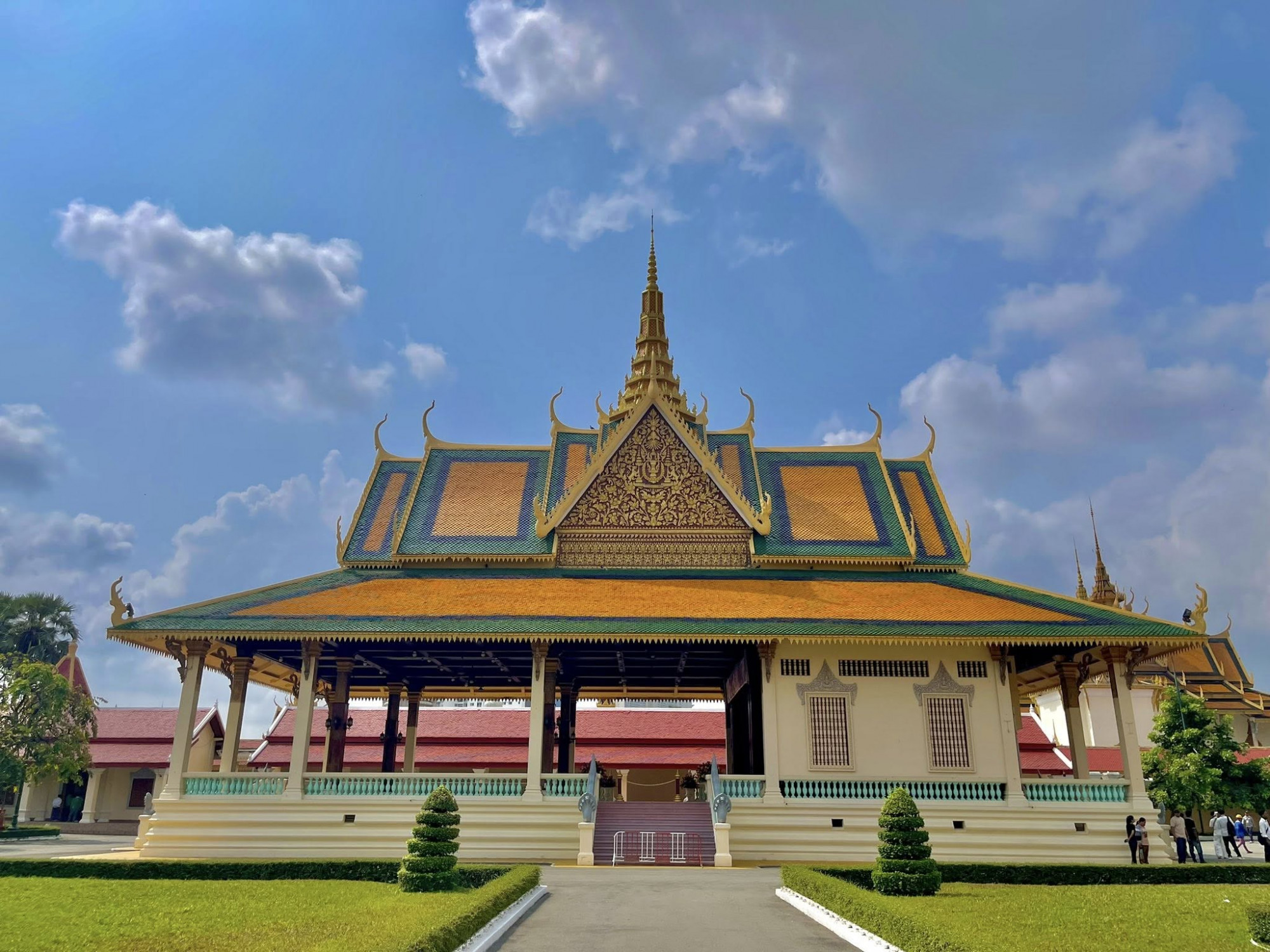 Cung điện Hoàng gia Campuchia là điểm đến nổi bật không thể bỏ qua - Ảnh: Lưu Trường Thủ