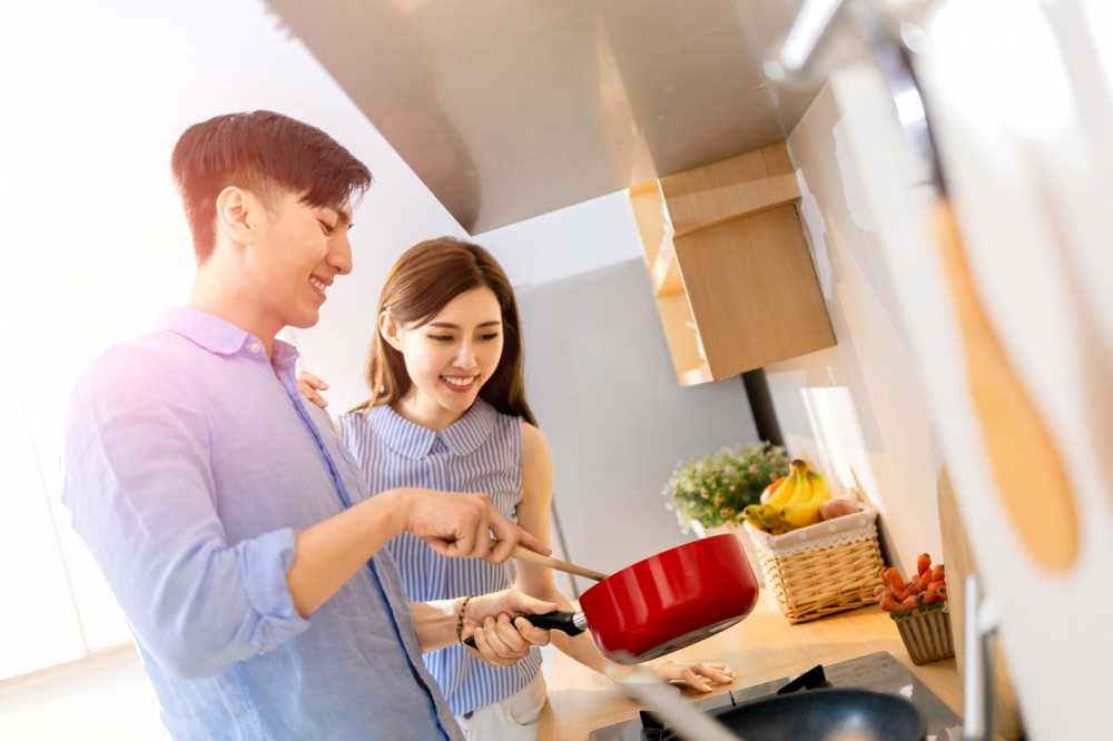 Vợ chồng cùng vào bếp là hình ảnh đẹp cần lan tỏa - Ảnh minh họa: Shutterstock