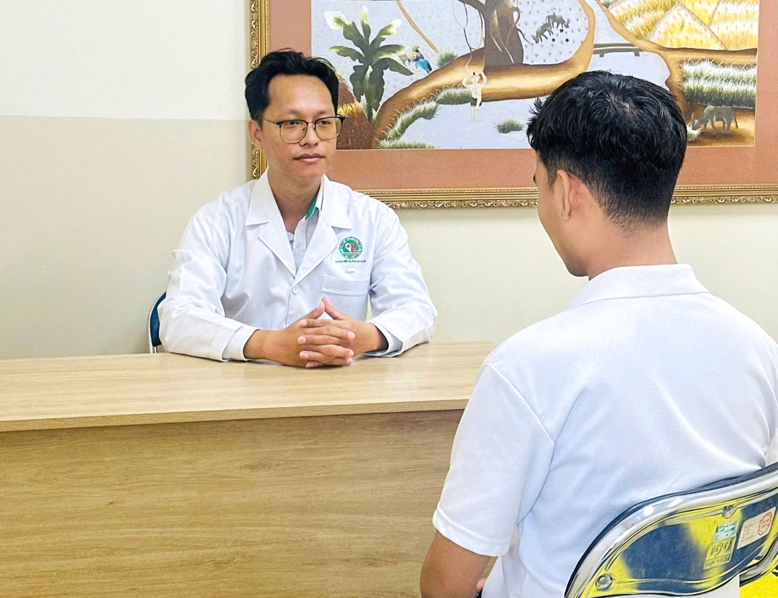 Thạc sĩ tâm lý Trần Quang Trọng (Khoa Tâm lý lâm sàng, Bệnh viện Lê Văn Thịnh) đang tư vấn cho thanh niên gặp vấn đề tâm lý - Ảnh do bệnh viện cung cấp