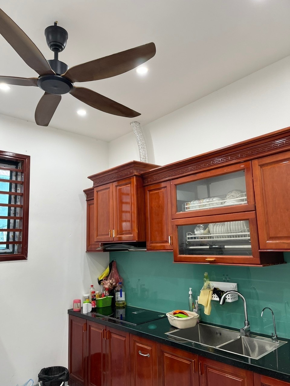 Tủ bát, cửa gỗ của căn nhà đều được cha đẻ chị T. từ Nghệ An ra Hà Nội làm cho vì thương con gái đang xây nhà dở thì hết tiền