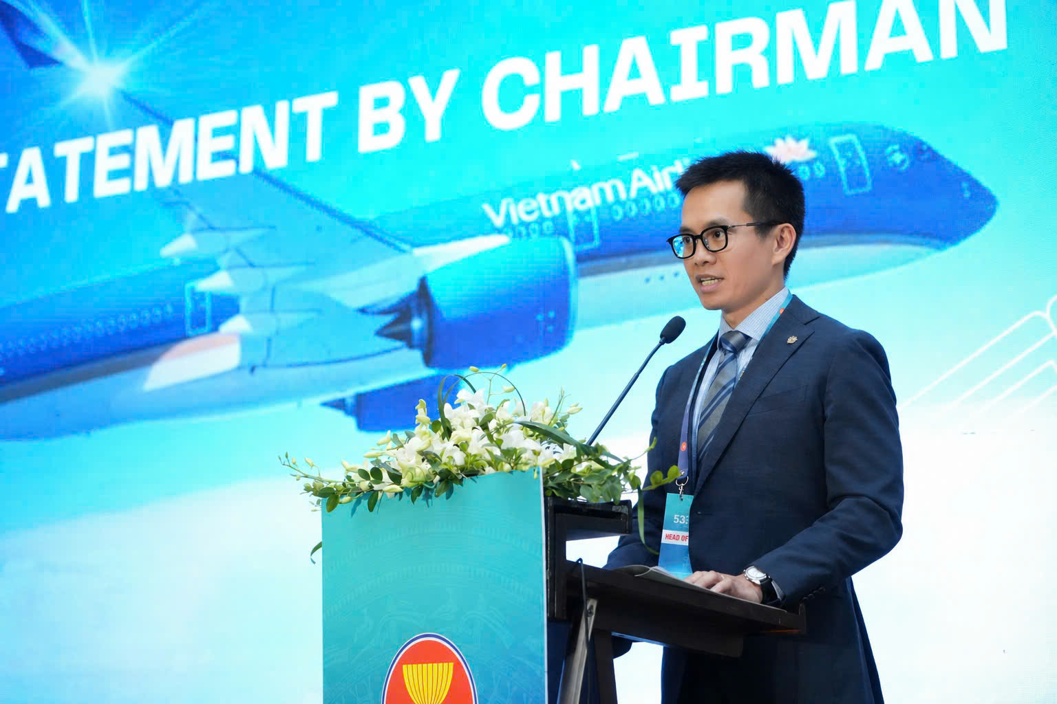 Ông Nguyễn Quang Trung - Phó tổng giám đốc Vietnam Airlines phát biểu khai mạc, đồng thời điều hành xuyên suốt các phiên làm việc của hội nghị, định hướng nội dung thảo luận - Ảnh: VNA