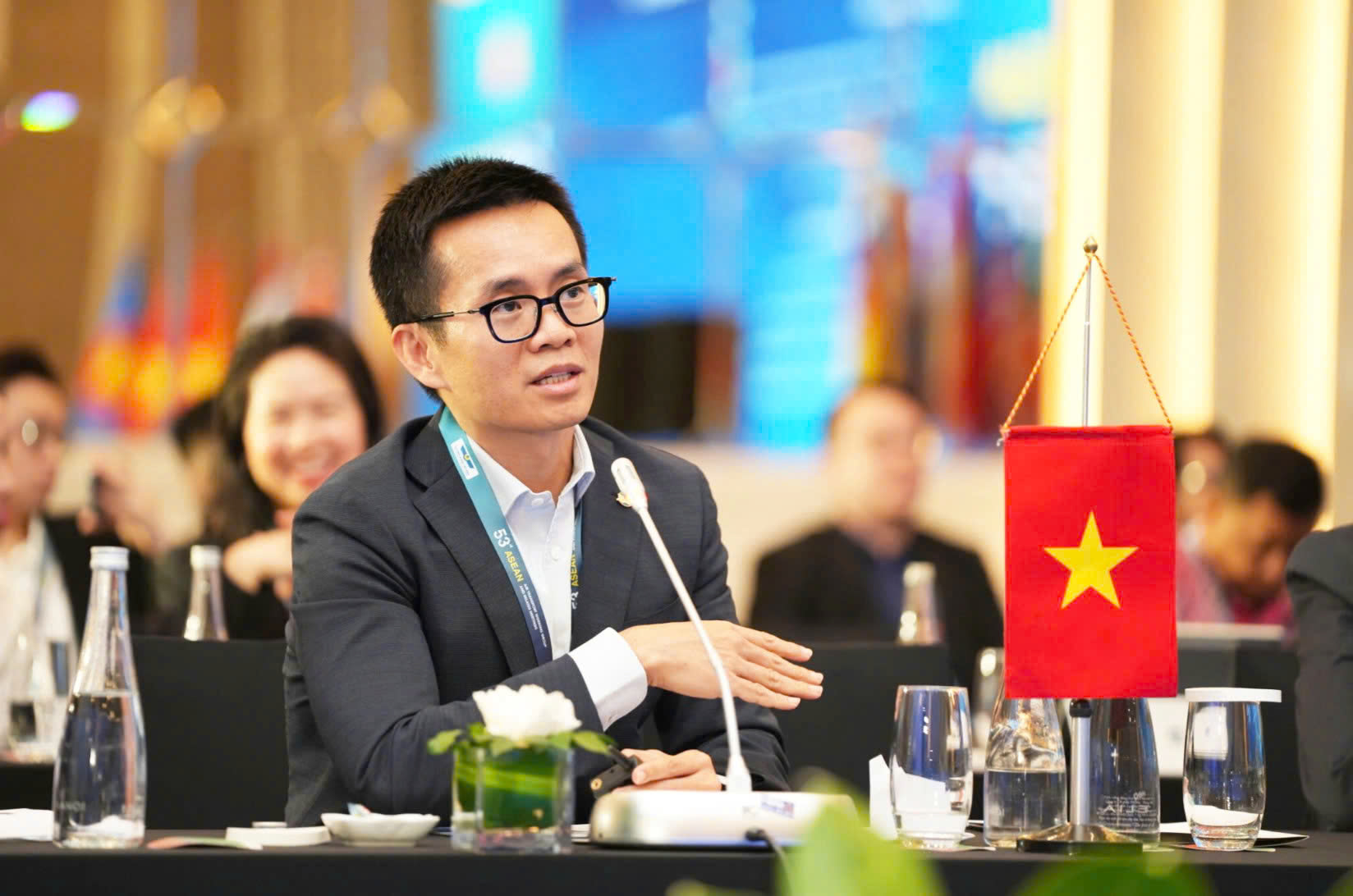 Ngày 30/4/2026, Phó tổng giám đốc Vietnam Airlines Nguyễn Quang Trung báo cáo kết quả Hội nghị AAM49 tại phiên toàn thể Hội nghị ATWG53. Thông qua diễn đàn AAM 49, các hãng hàng không cùng thống nhất tiếng nói chung, thúc đẩy hội tụ chính sách, nâng cao năng lực cạnh tranh, đồng thời hướng tới mục tiêu phát triển bền vững, thích ứng với các thách thức toàn cầu - Ảnh: VNA