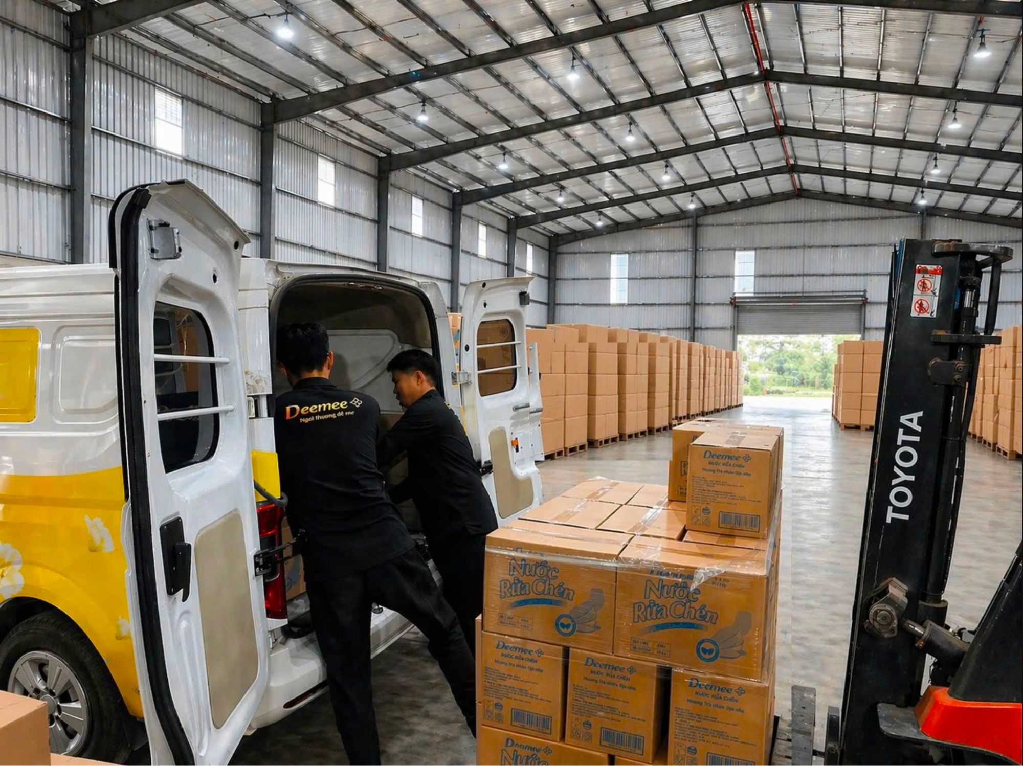 Nhân viên Deemee đang vận chuyển hàng cho đại lý - Ảnh: Deemee