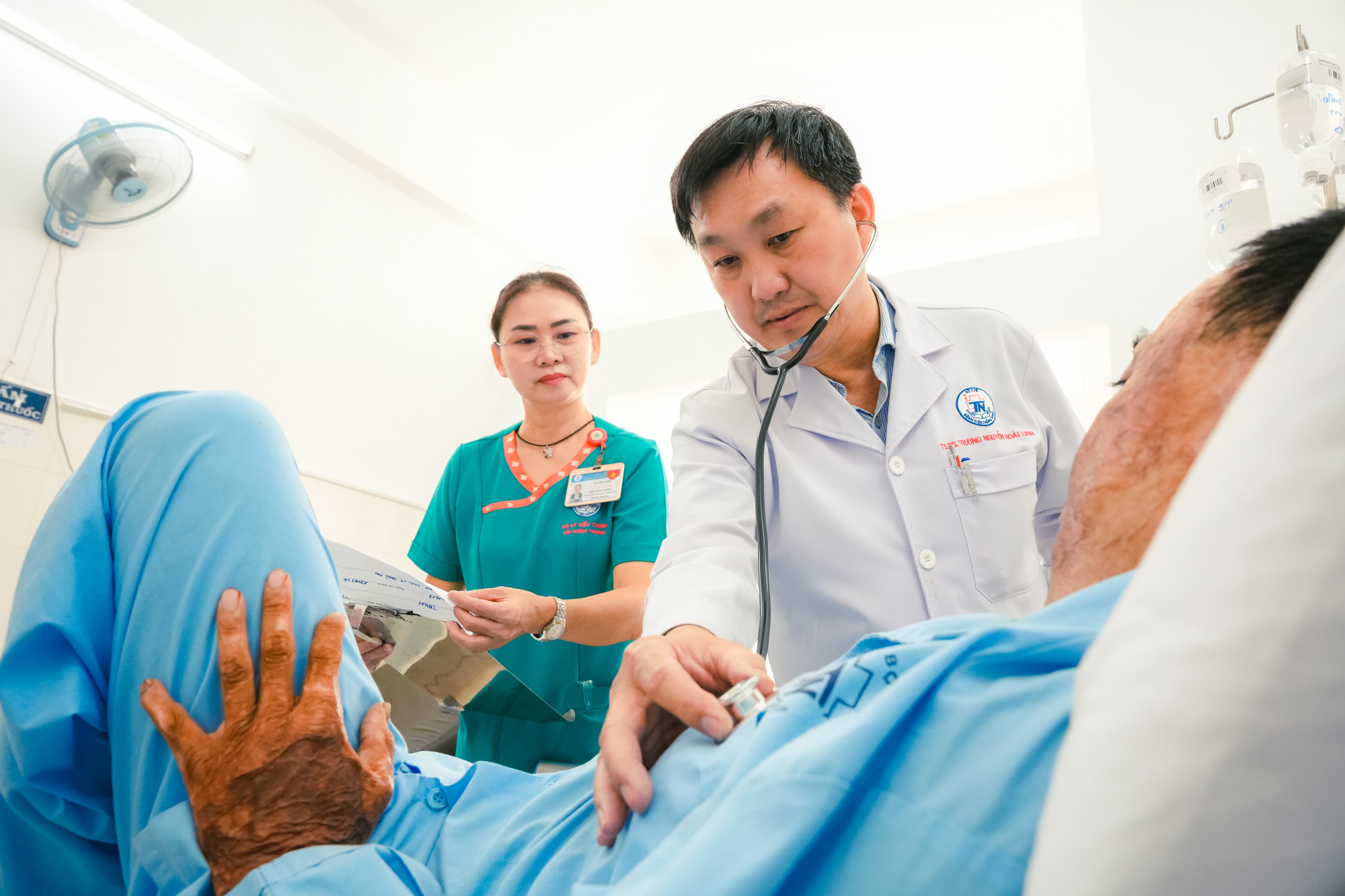 Bác sĩ, nhân viên y tế Bệnh viện Thống Nhất thăm hỏi sức khỏe người bệnh, ảnh BVCC