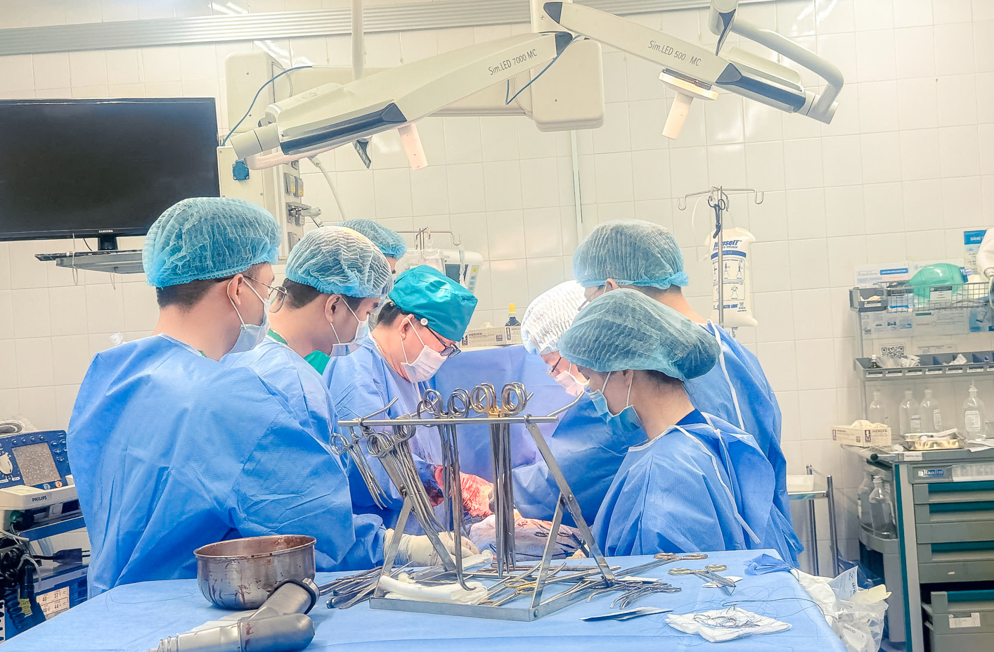 Các bác sĩ, nhân viên y tế Bệnh viện Thống Nhất tiến hành phẫu thuật cho người bệnh, ảnh BVCC