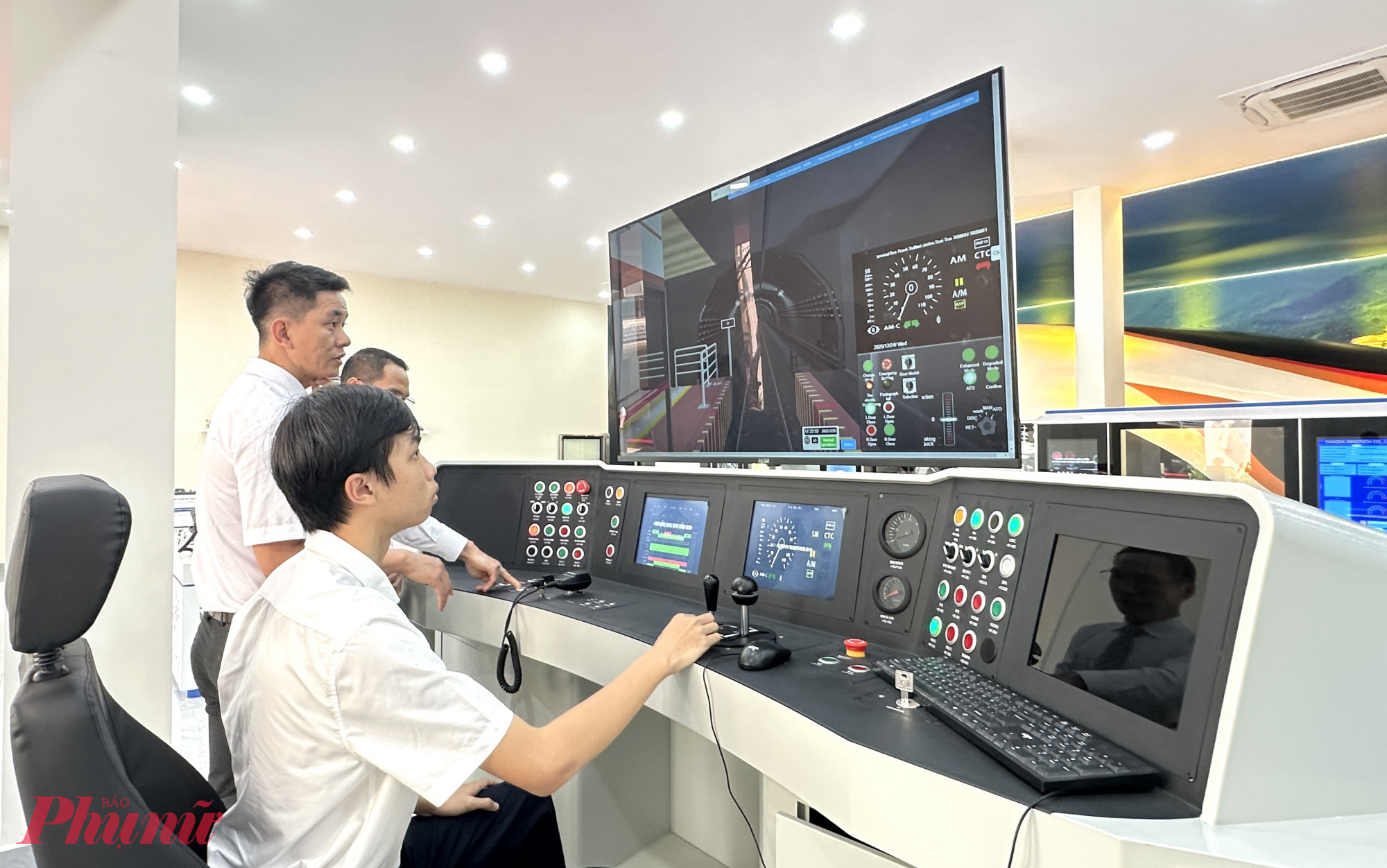 Sinh viên theo học ngành đường sắt tốc độ cao tại Trường đại học Giao thông vận tải TPHCM - Ảnh: N.L