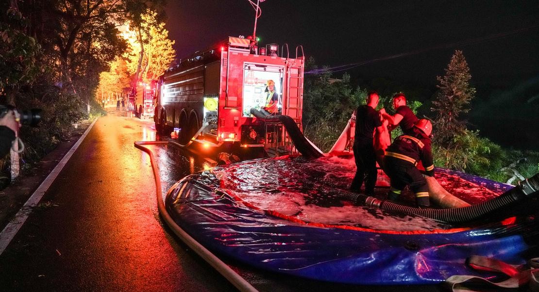 Các nỗ lực cứu hộ người bị thương đang được tiến hành - Ảnh: Chen Sihan/Xinhua/DPA