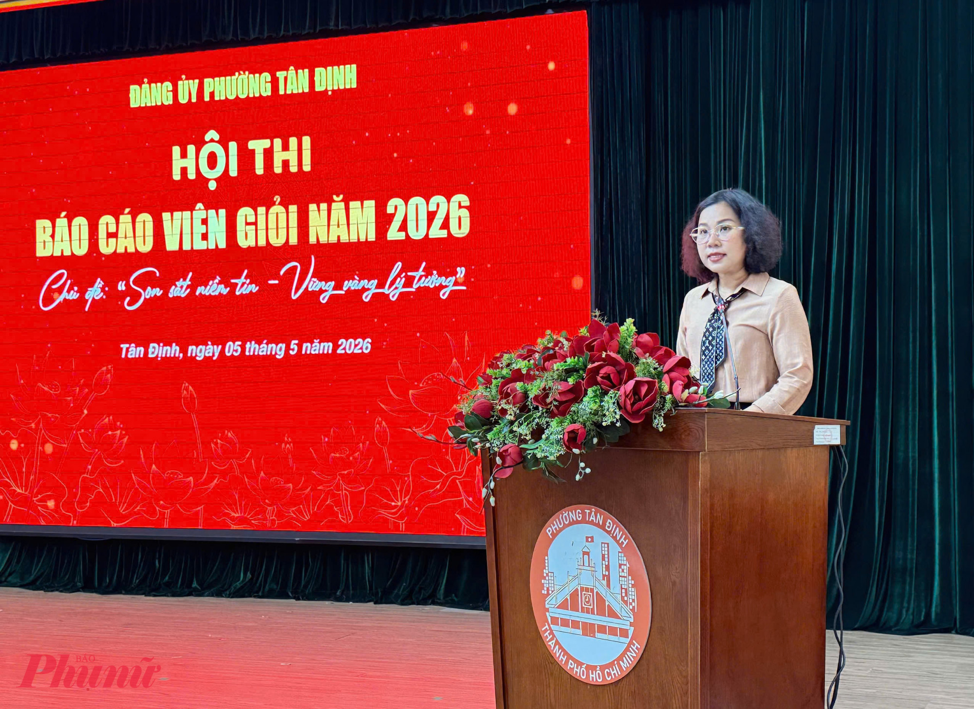 bà Dương Thị Hồng Gấm-  Phó bí thư Thường trực Đảng ủy phường Tân Định phát biểu khai mạc Hội thi - Ảnh: T.T