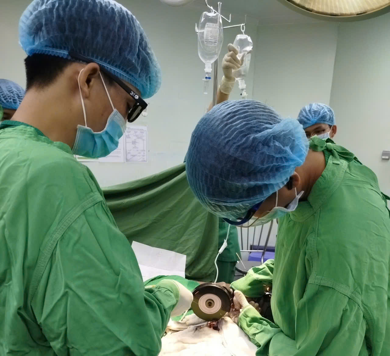 Các bác sĩ sử dụng máy cắt để xử lý cấp cứu cho bệnh nhân... Ảnh: CTV