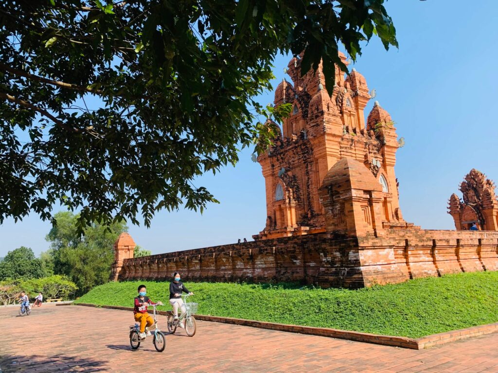 Quần thể tháp Chăm – một trong những điểm dừng chân không thể bỏ qua khi đến Làng Văn hóa – Du lịch các dân tộc Việt Nam
