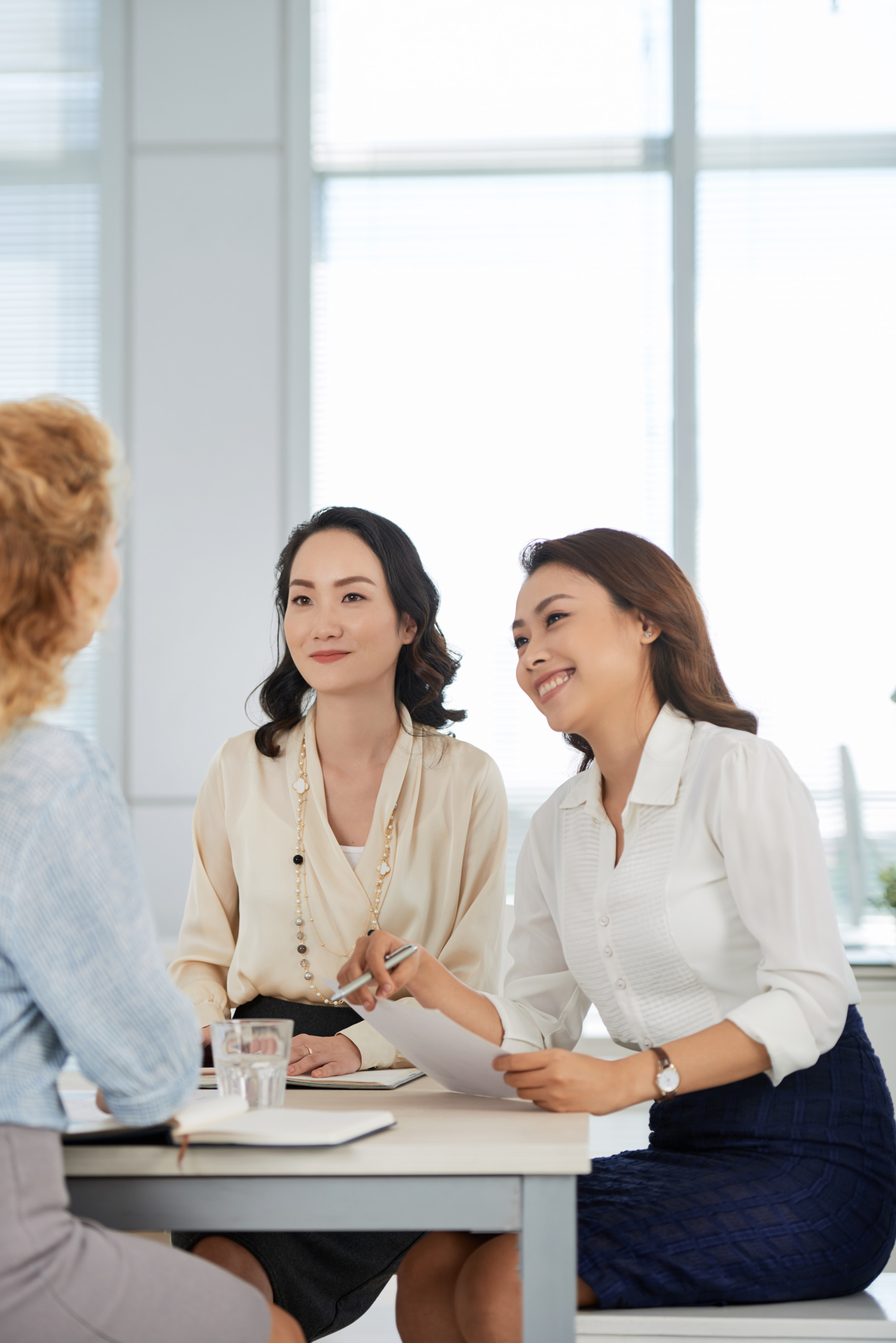 Thế hệ chúng tôi mỗi lần gặp nhau là ôn lại chuyện khó khăn khi xưa - Ảnh minh họa: Freepik