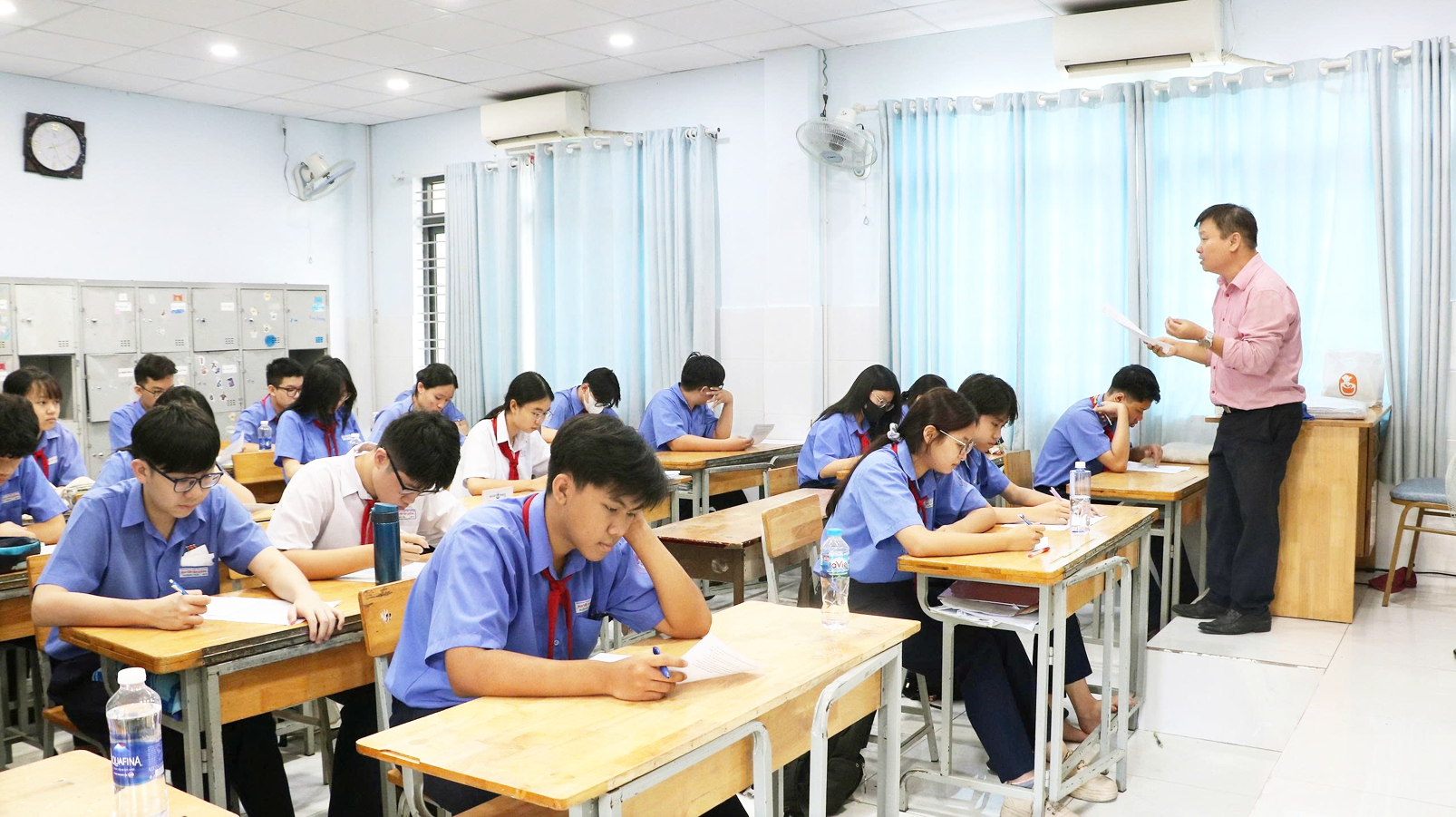 Học sinh lớp Chín Trường THCS Nguyễn Văn Luông (phường Bình Phú) trong giờ học môn ngữ văn