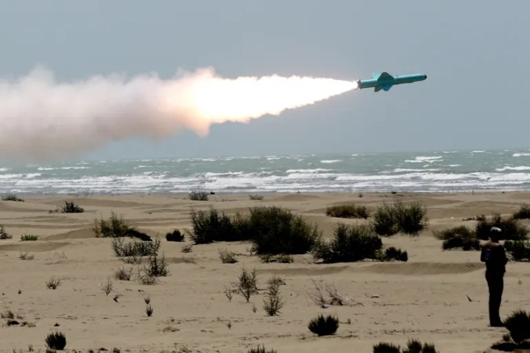 Các Tiểu vương quốc Ả Rập Thống đánh chặn các tên lửa hành trình đang bay tới từ Iran  - Ảnh: Hãng thông tấn Tây Á