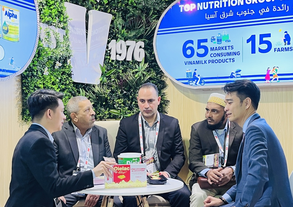 Vinamilk gặp gỡ đối tác, xúc tiến thương mại tại Hội chợ Quốc tế về Thực phẩm và Đồ uống Gulfood 2026 (tại Dubai) vào tháng 1/2026 và vẫn đảm bảo các đơn hàng xuất khẩu qua thị trường Trung Đông trong quý I - Ảnh: Vi Nam