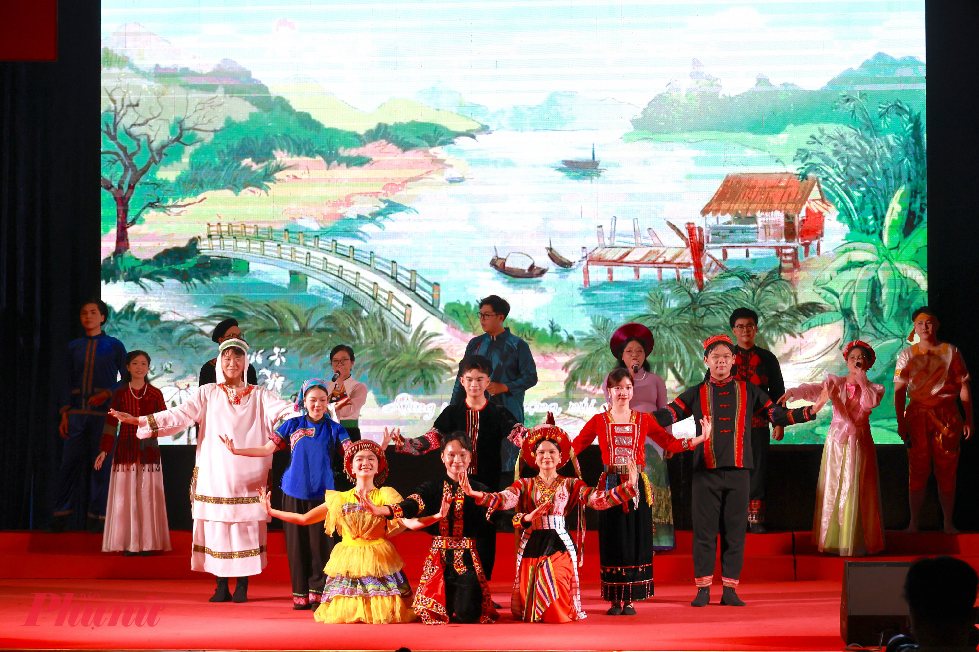 Tiết mục văn nghệ mở màn chương trình giao lưu
