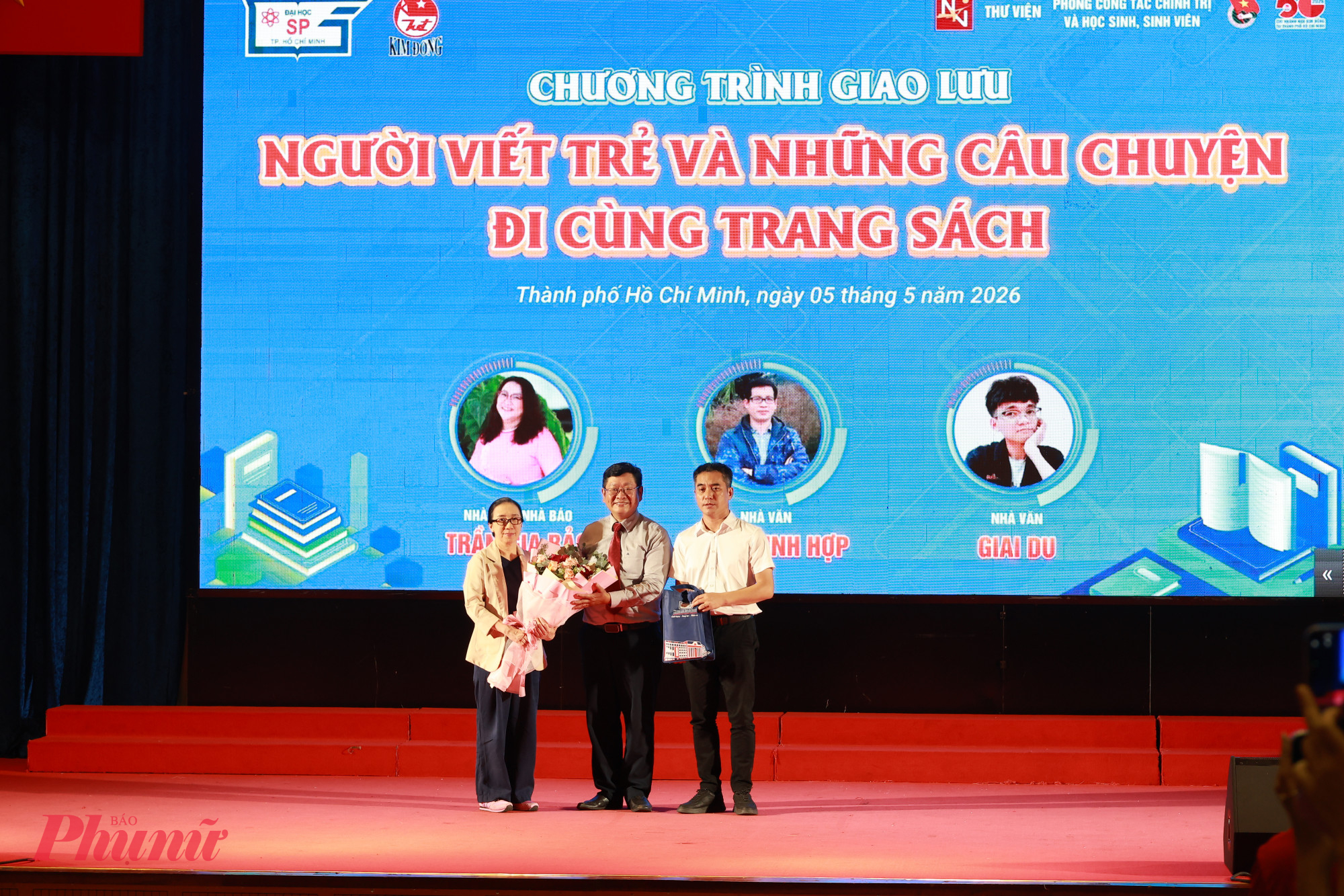 Nghi thức NXB Kim Đồng trao tặng đến nhà trường 