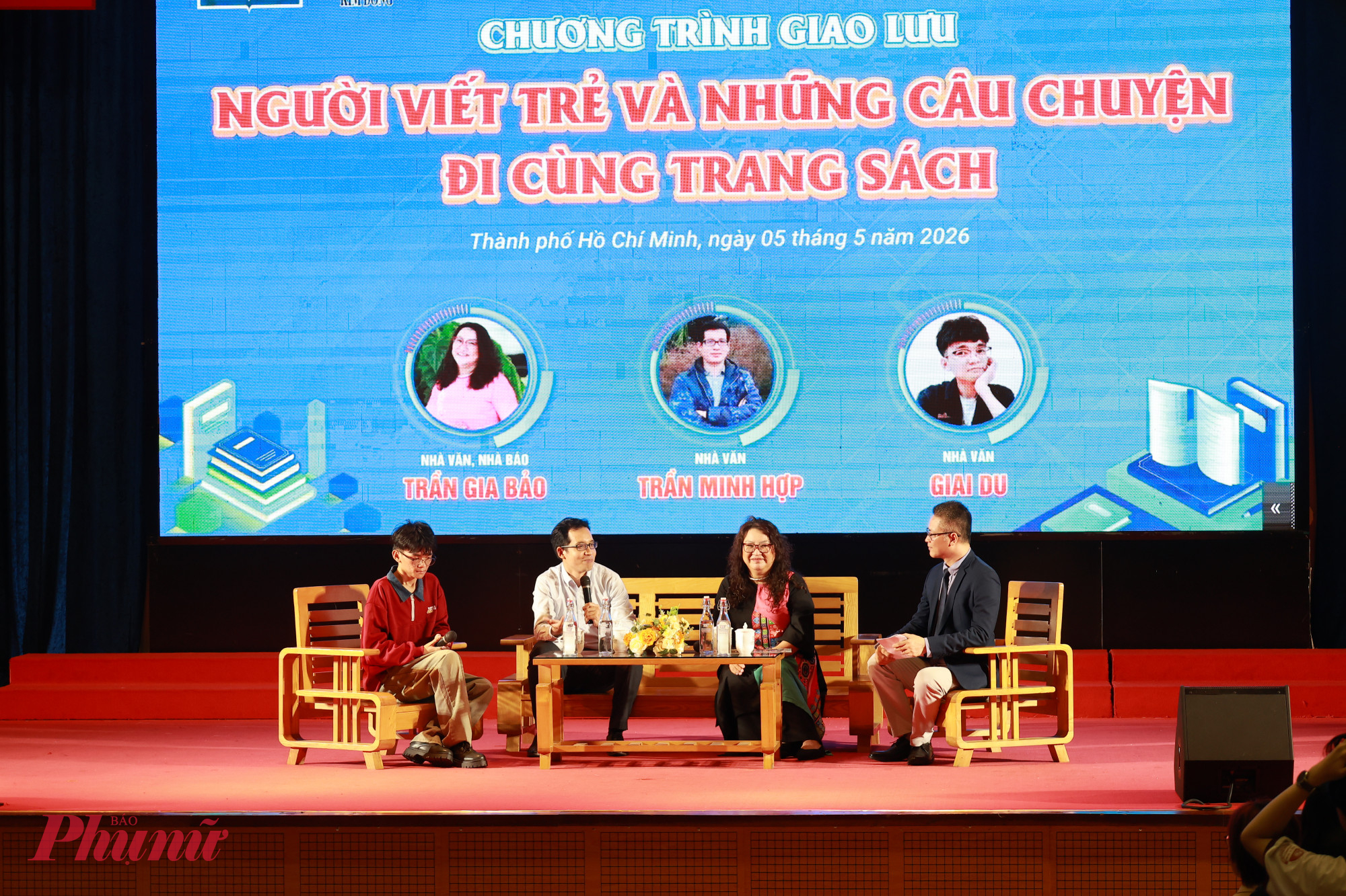 Nhà văn trẻ Giai Du - nhà văn Trần Minh Hợp và nhà văn, nhà báo Trần Gia Bảo tham dự giao lưu (từ trái sang)
