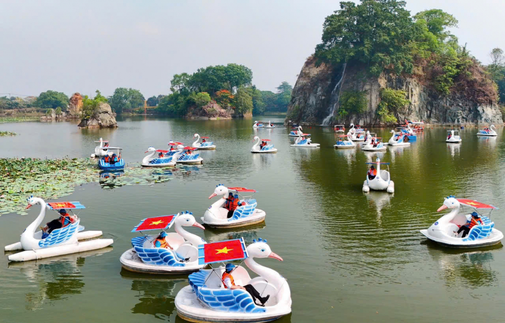 Đạp vịt trên hồ - Ảnh: @Khu du lịch Bửu Long