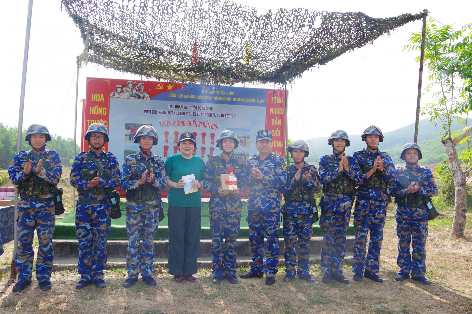 Thủ trưởng Phòng Chính trị Vùng 3 và cá nhân đồng hành tặng quà lưu niệm các chiến sĩ mới Tiểu đoàn 355